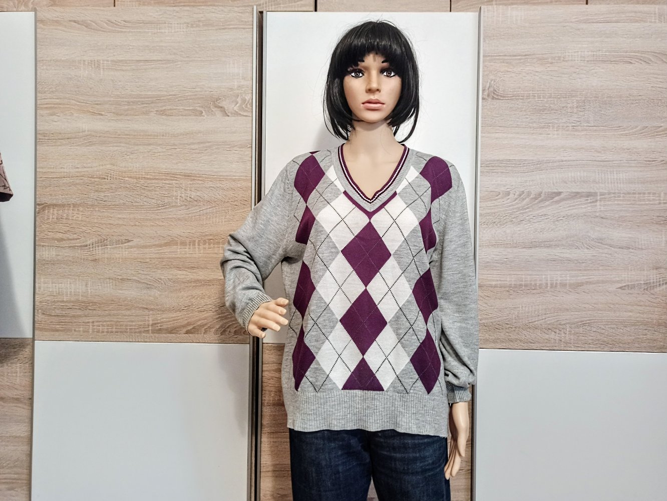 Schöner Pullover in grau mit Lila Quadraten von Canda