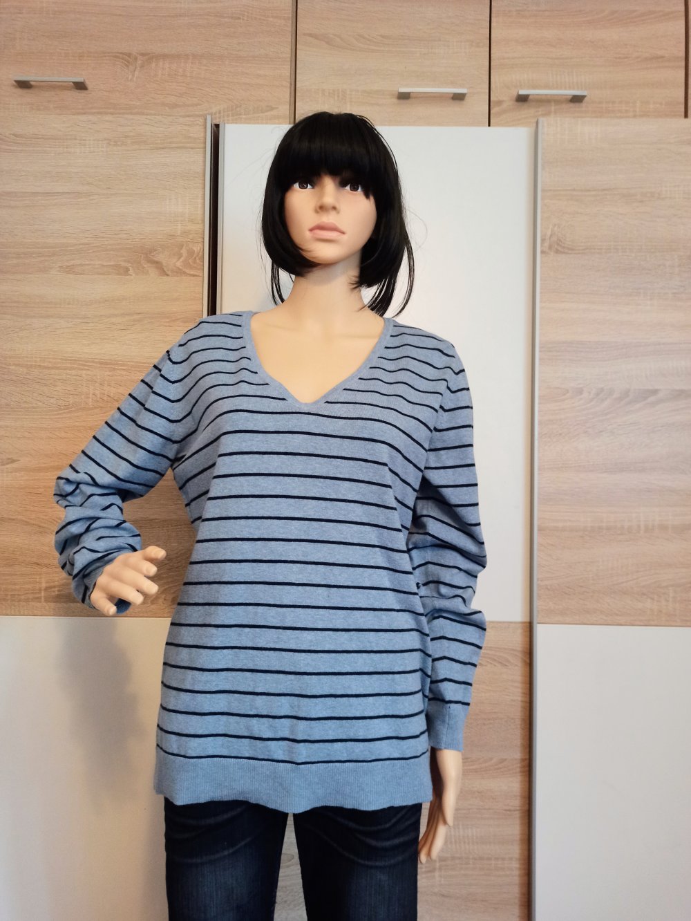 Schöner Pullover in blau mit schwarzen Streifen von C&A