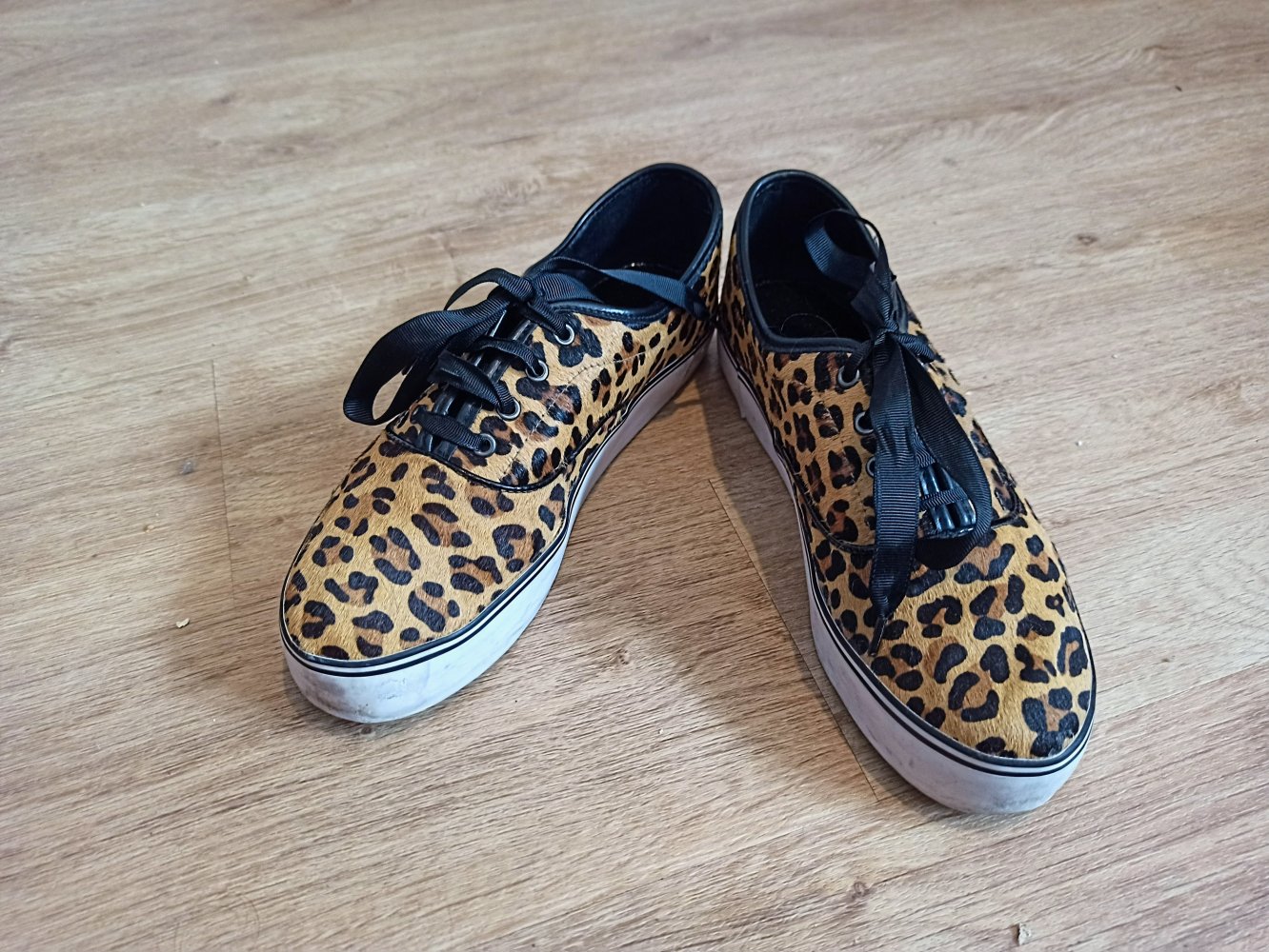 Schöne Sneakers in Leoparden-Style von stradivarius