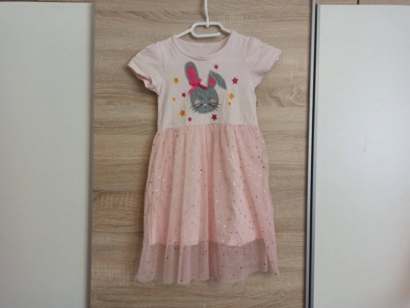 Schönes Kleid in Rose mit Hase und goldene Pailletten