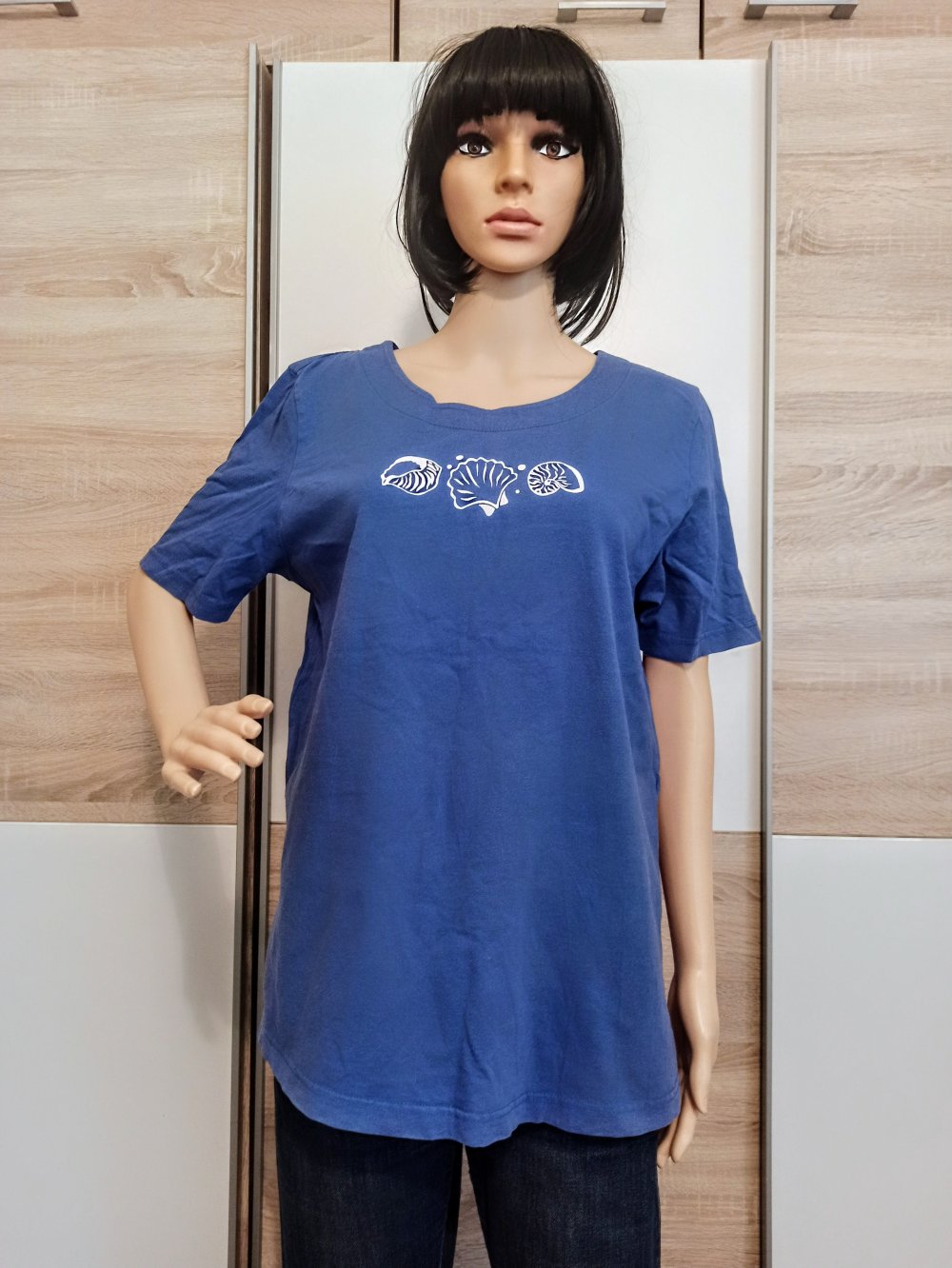 Schönes T-Shirt in blau mit weiße Muscheln