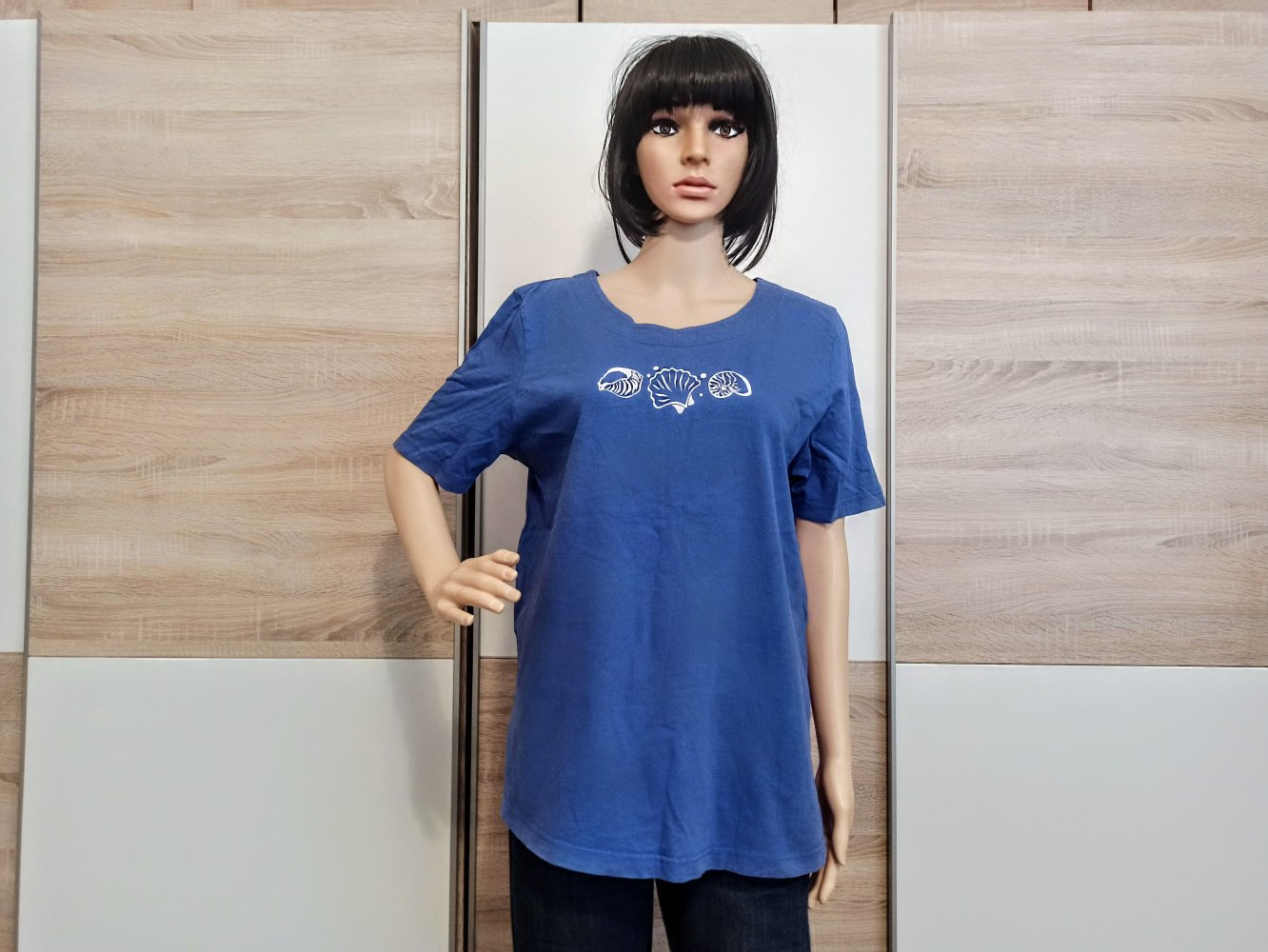 Schönes T-Shirt in blau mit weiße Muscheln