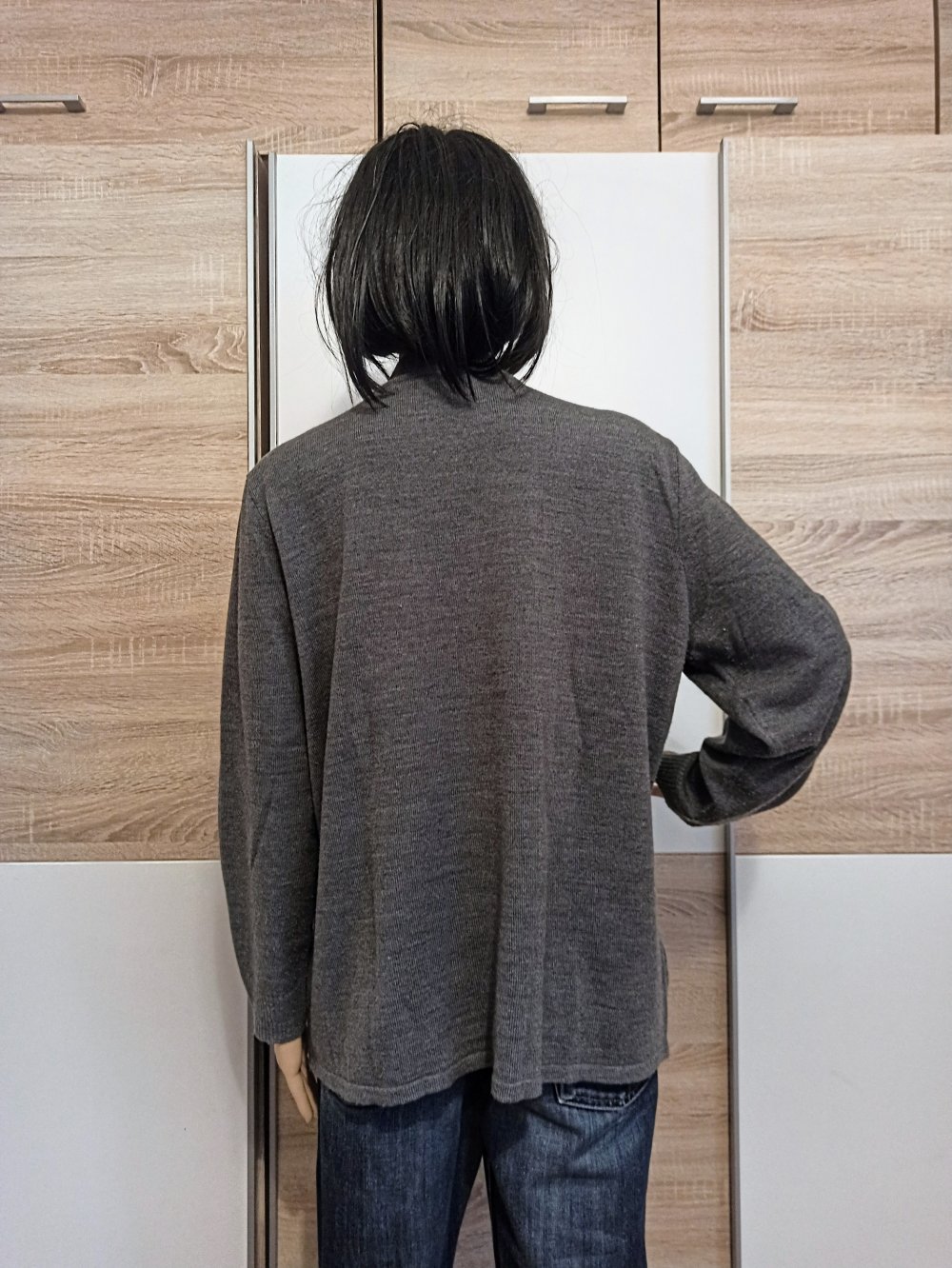 Schöner Pullover in grau/schwarz/weiß mit Blümen