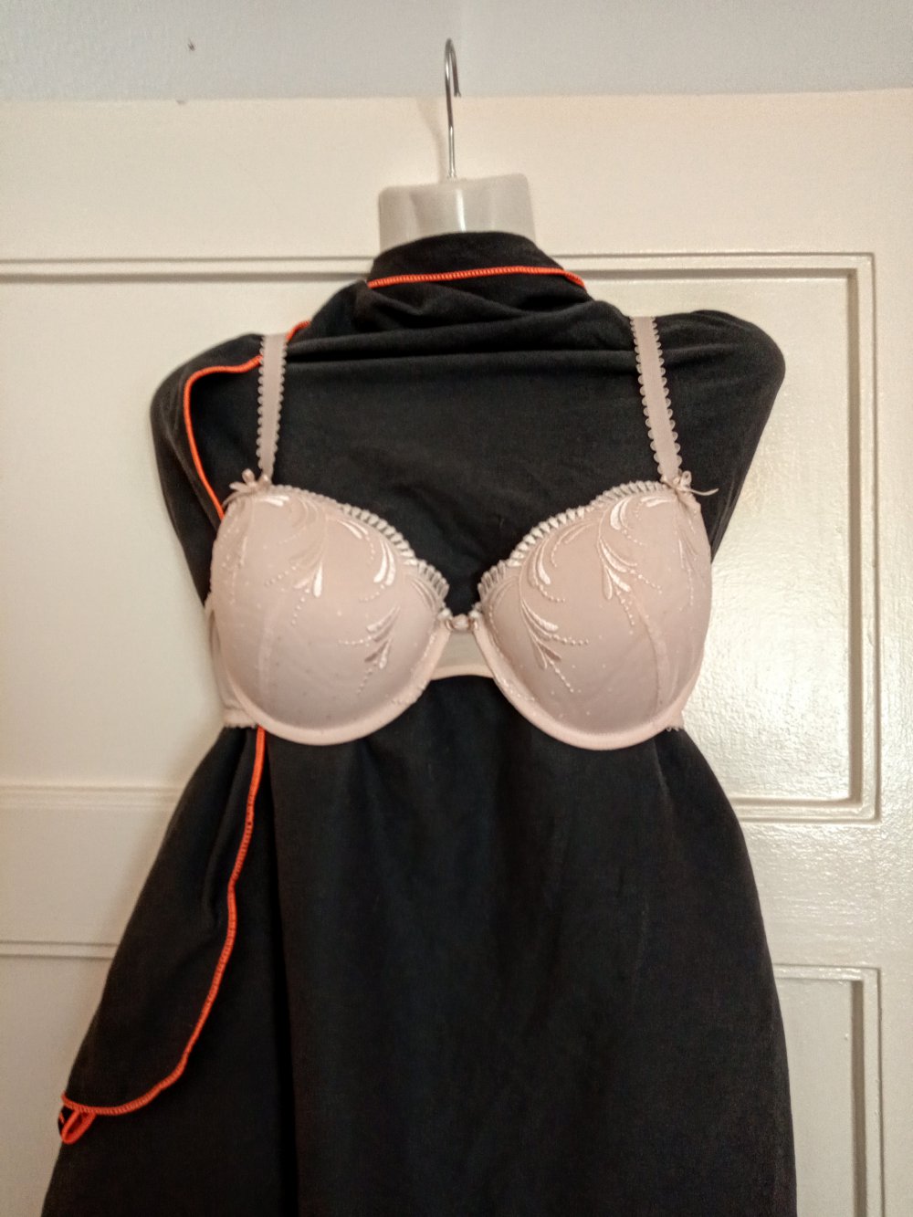 Sehr schönes BH in beige mit Spitze 