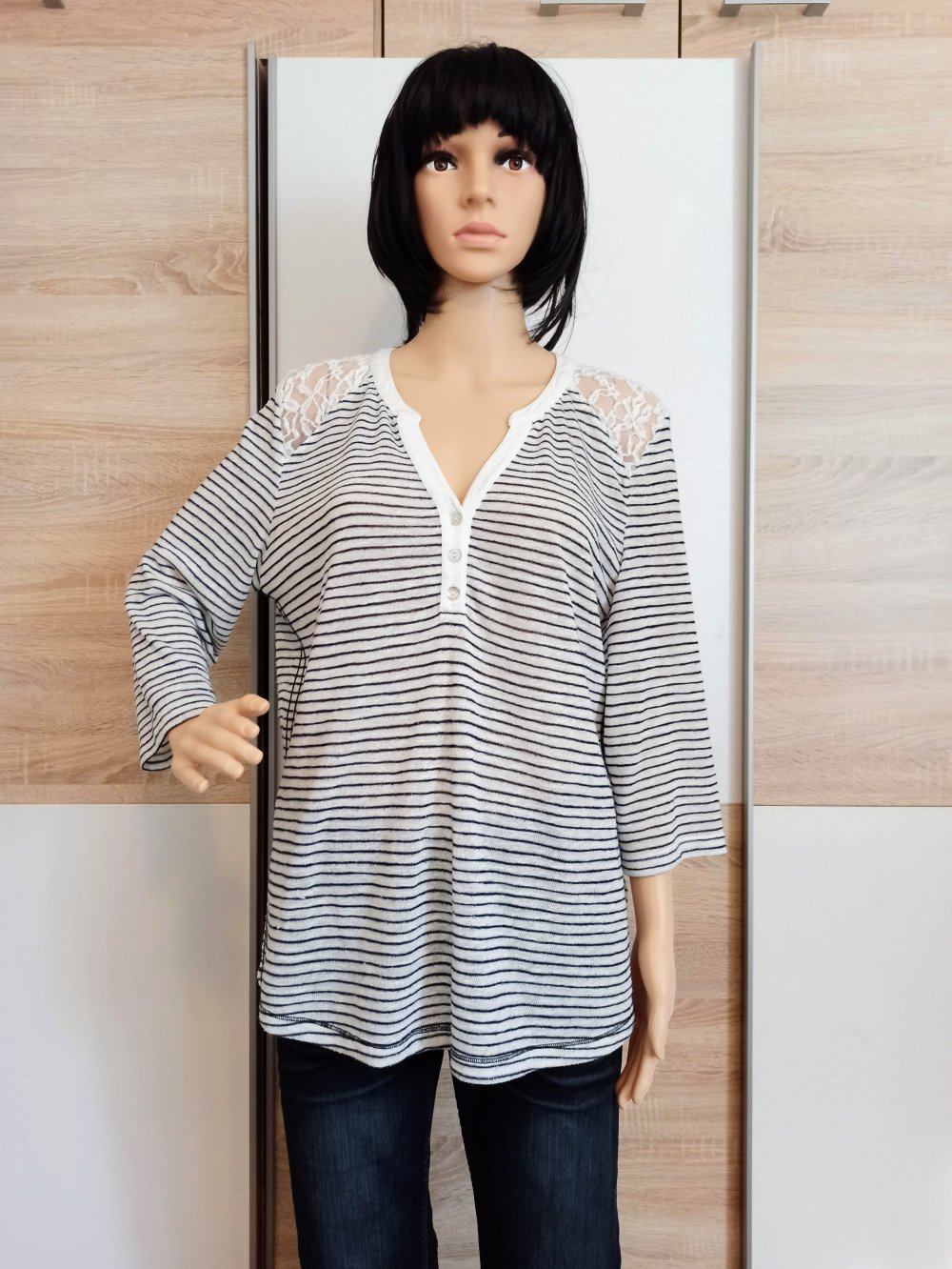 Schöner gestreifter Pullover mit Spitze von Yorn