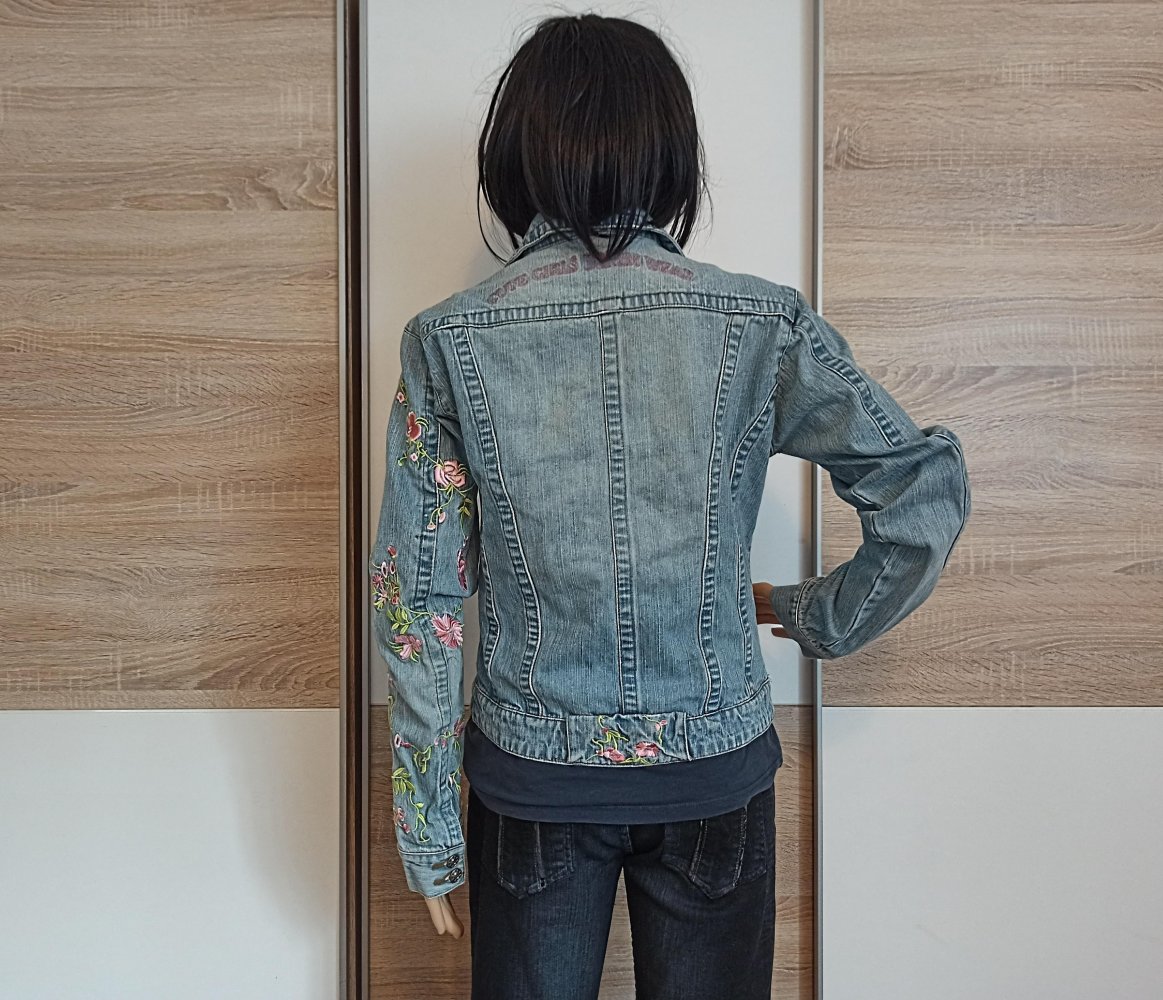 Schöne Jeans-Jacke von Hot&Spicy mit Blümchen