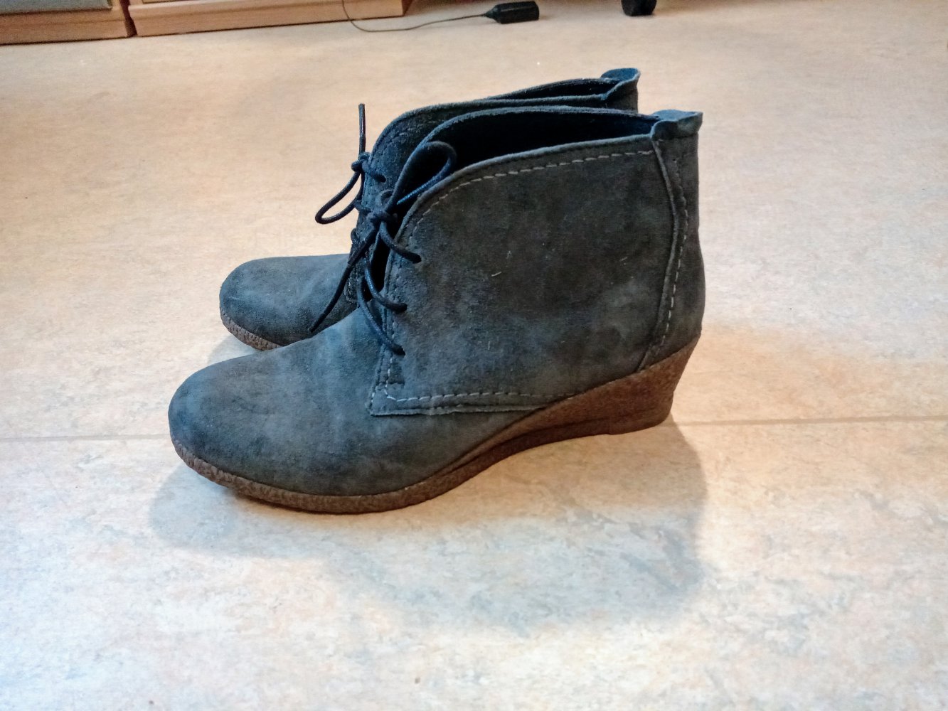 Tolle Wildleder Stiefeletten mit Keilabsatz