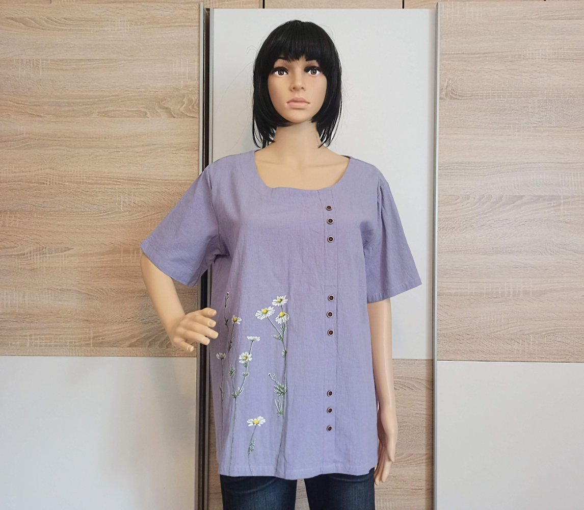 Schöne Bluse in Farbe Flieder mit Blümchen