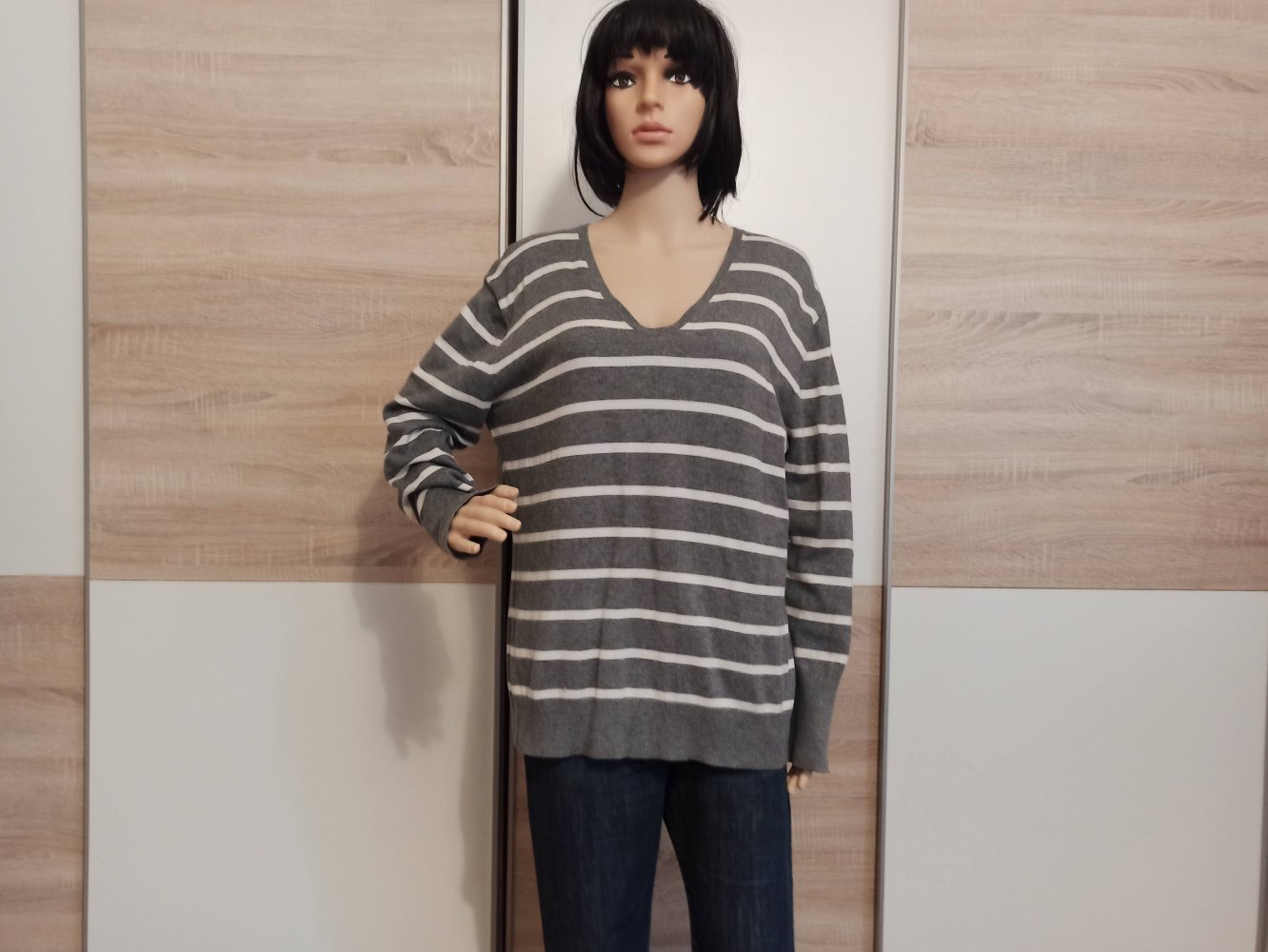 Schöner Pullover in grau mit weiße Streifen von She