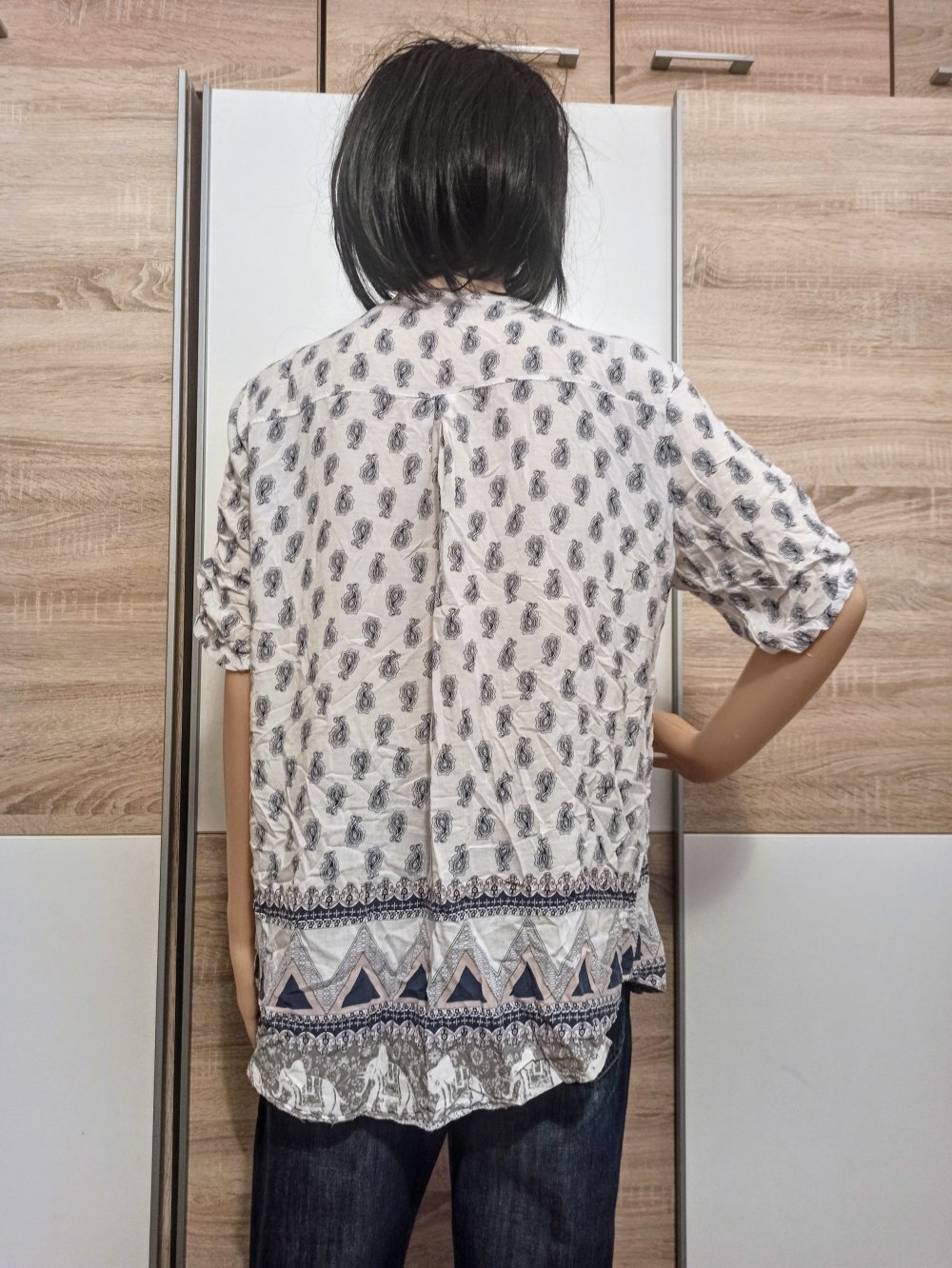 Schöne weise Bluse mit marienblauen Muster