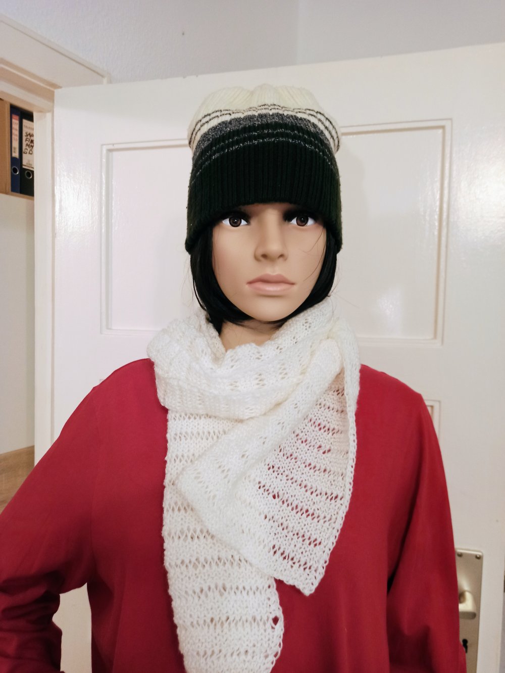 Schöner Mütze mit Schal schwarz-weiß 