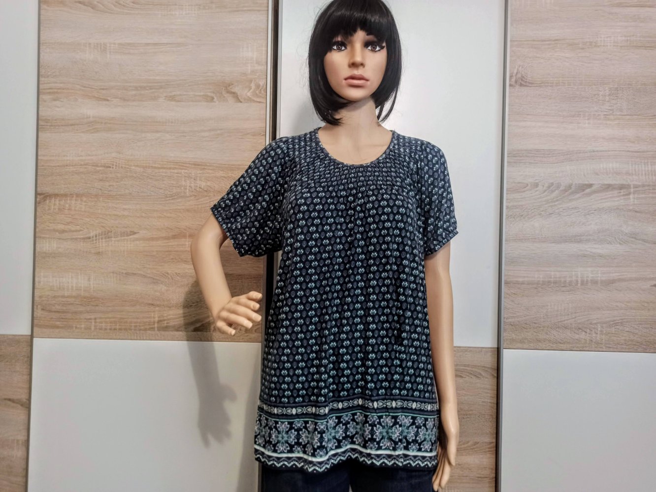 Schönes buntes T-Shirt von Infinuty mit kleine Blumennuster