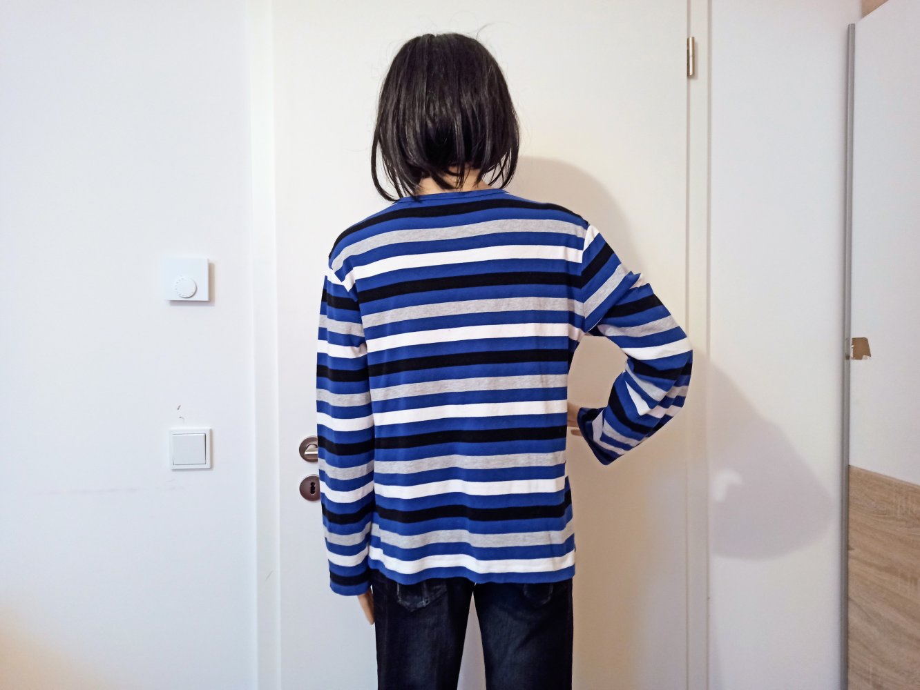 Schöner gestreifte Sweatshirt blau/schwarz/grau/weiß von HS