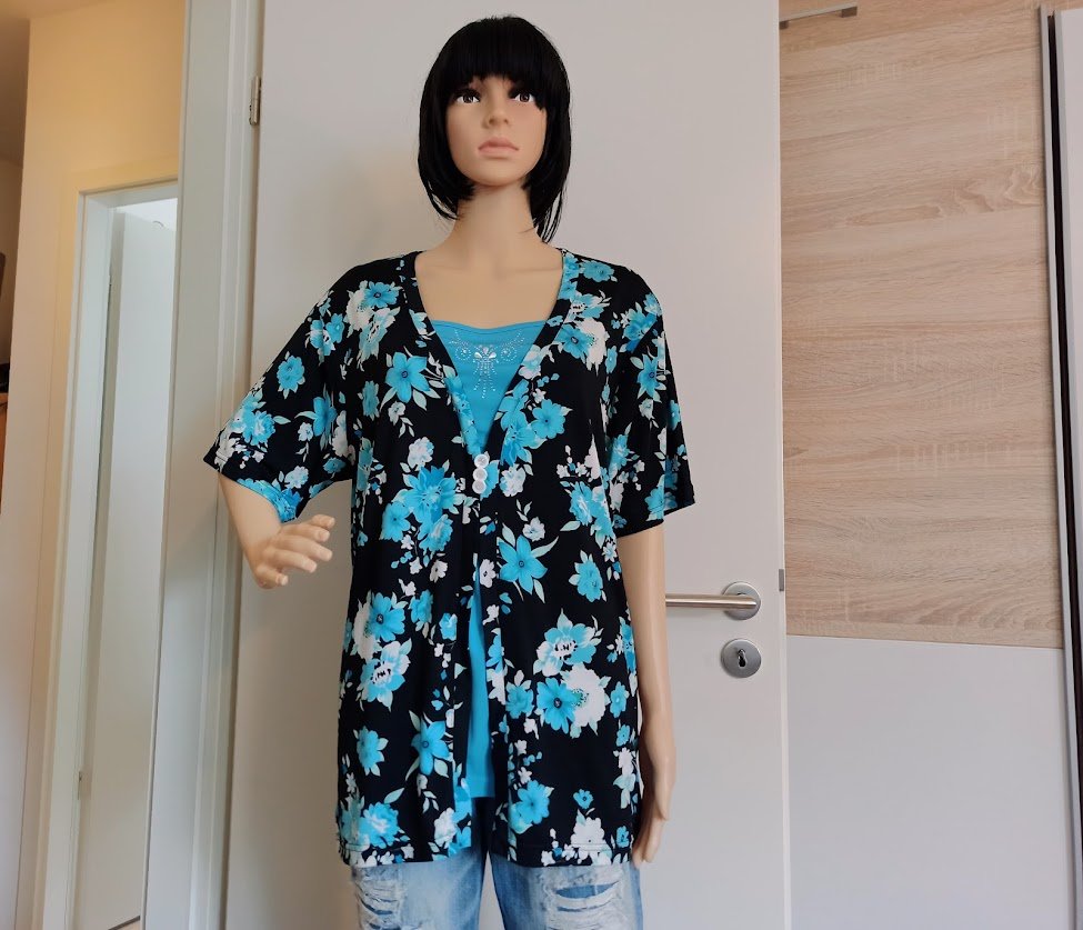 Sehr schönes T-Shirt von Keep Away From Fire mit blauen Blümchen