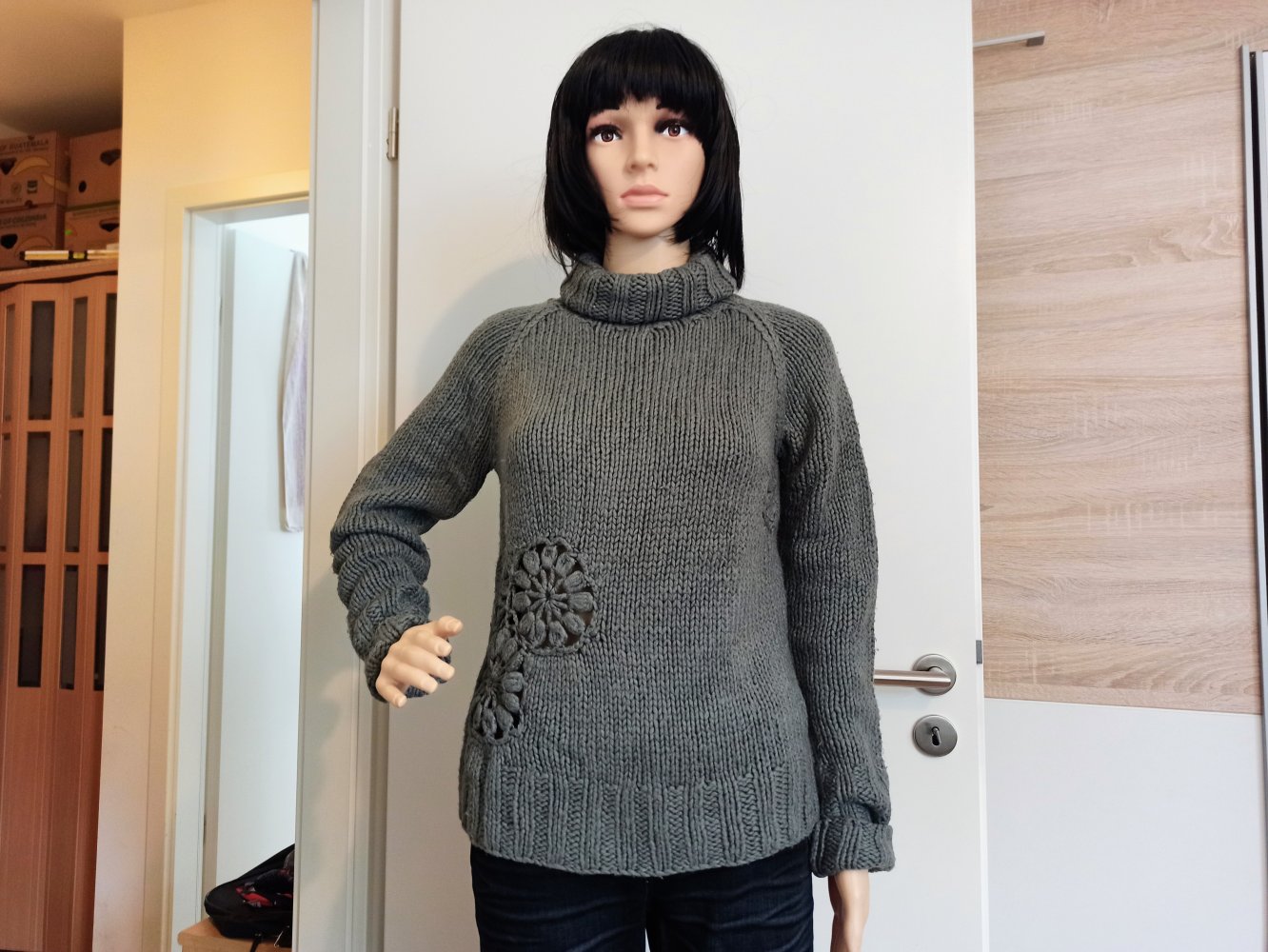 Schöner Pullover von Zara in grau mit Strick Blumen 