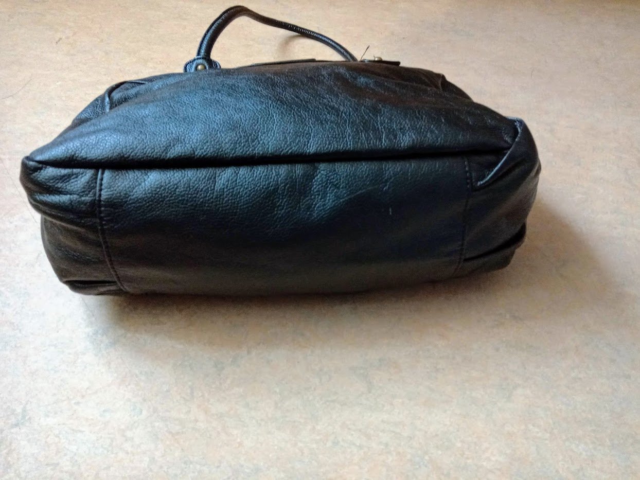 Schöne Damen Tasche in Farbe Schwarz 