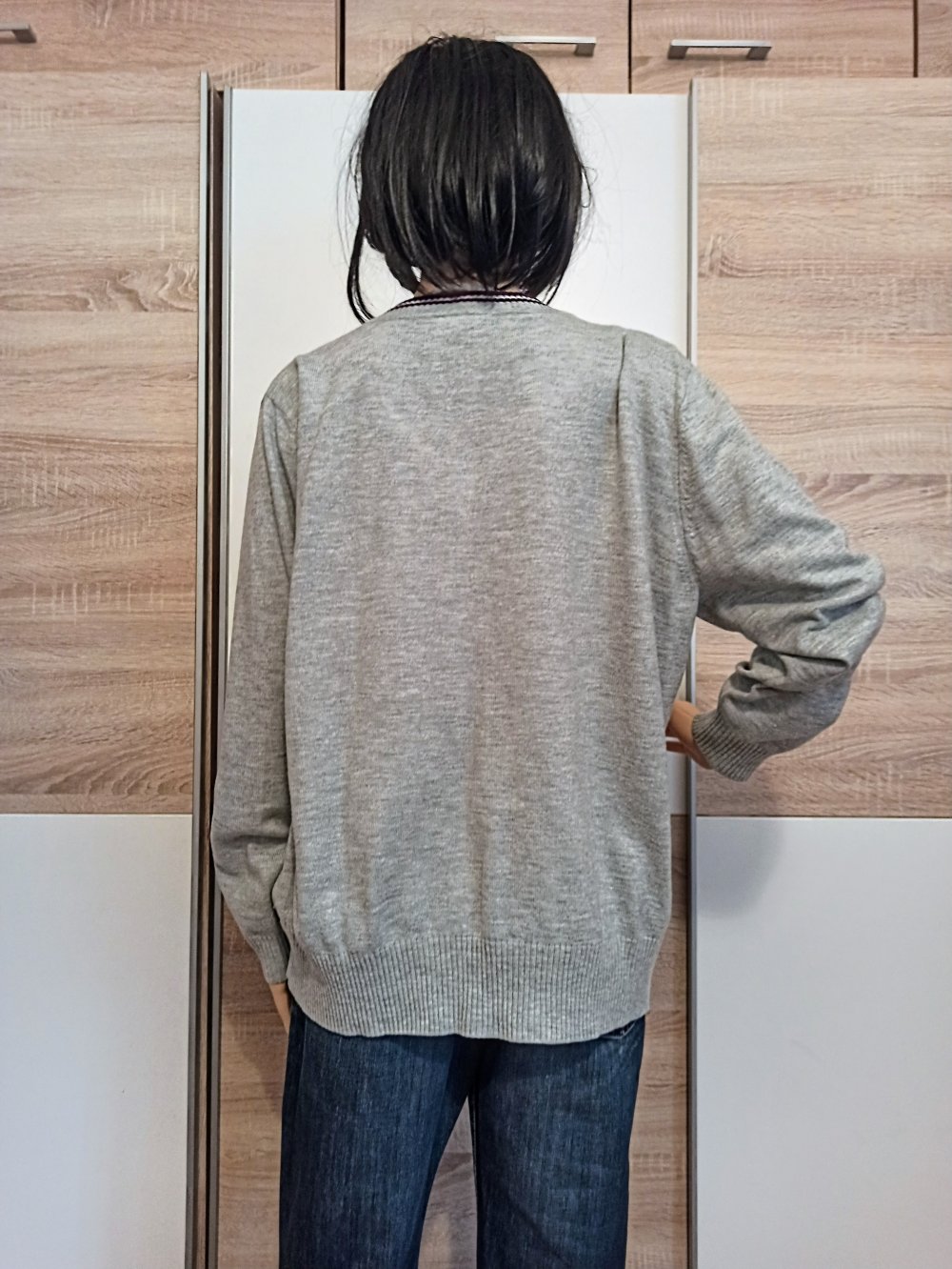 Schöner Pullover in grau mit Lila Quadraten von Canda