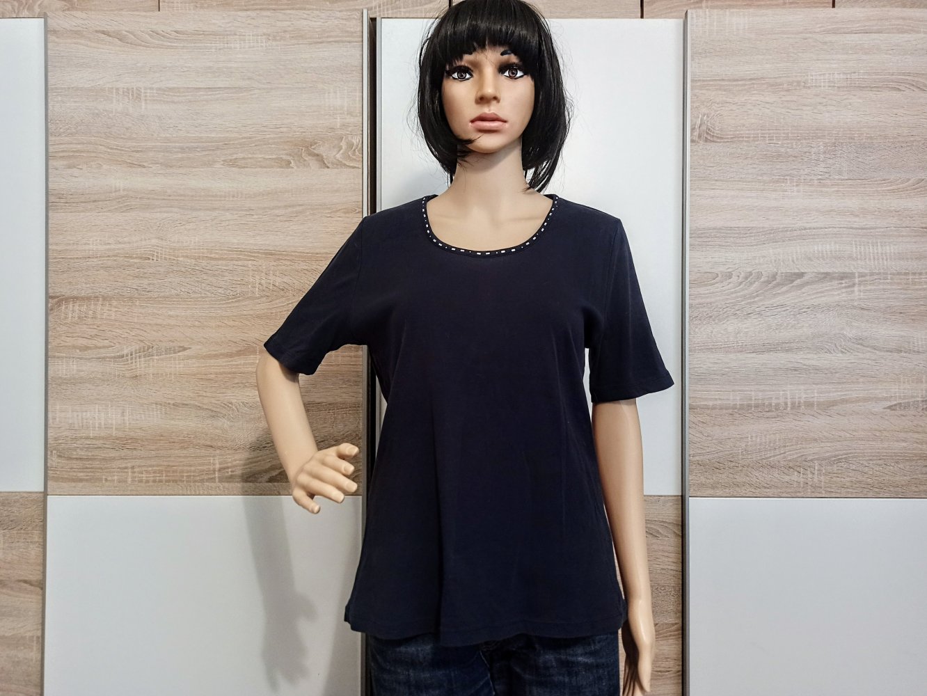 Schönes T-Shirt in marienblau mit Strasssteinen von Fabiani