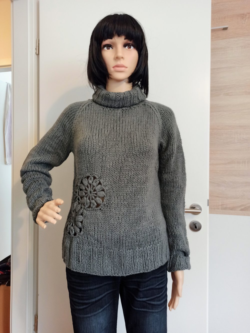 Schöner Pullover von Zara in grau mit Strick Blumen 
