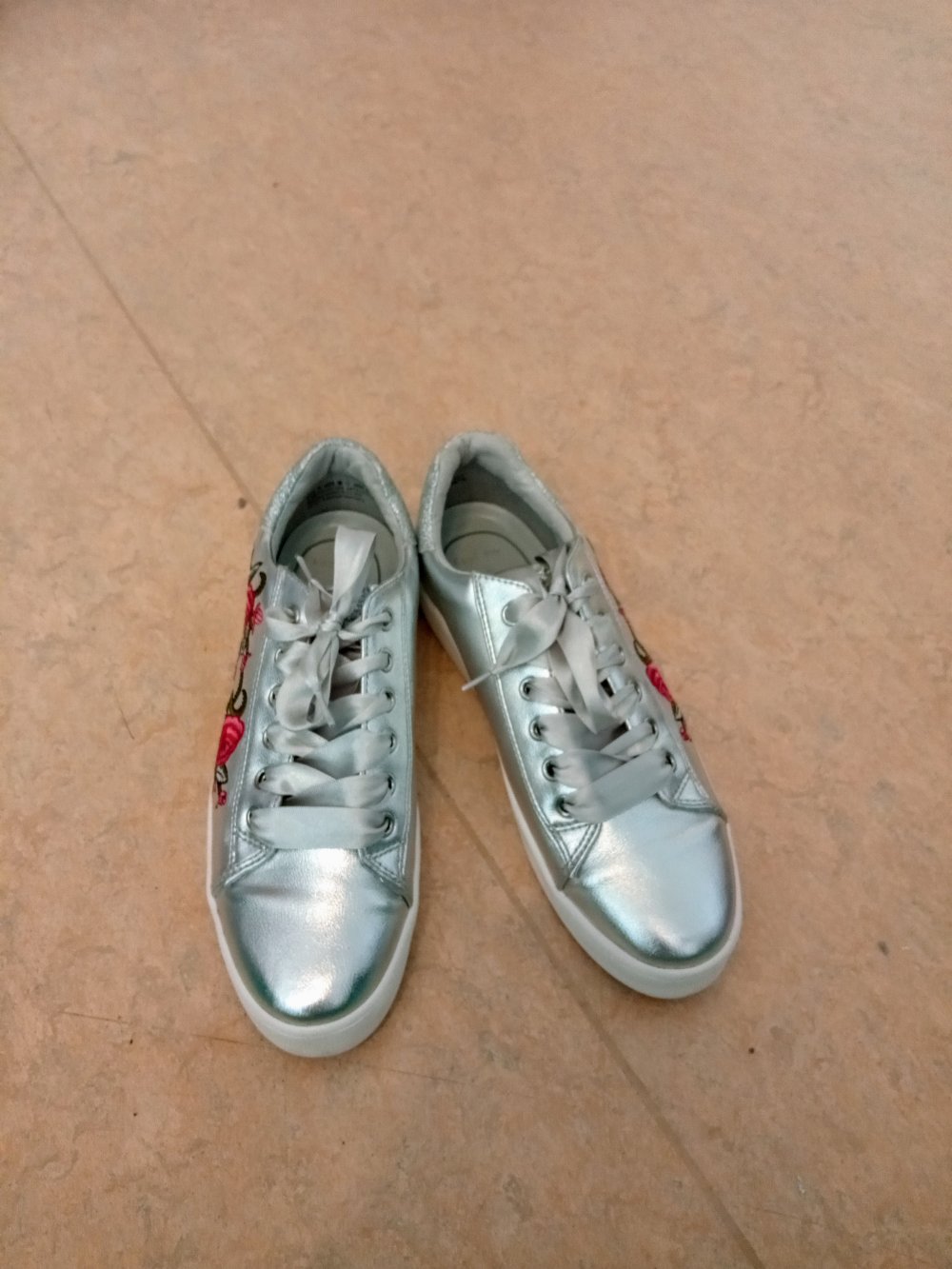 Sehr schöne silberne Sneakers von Marco Tozzi