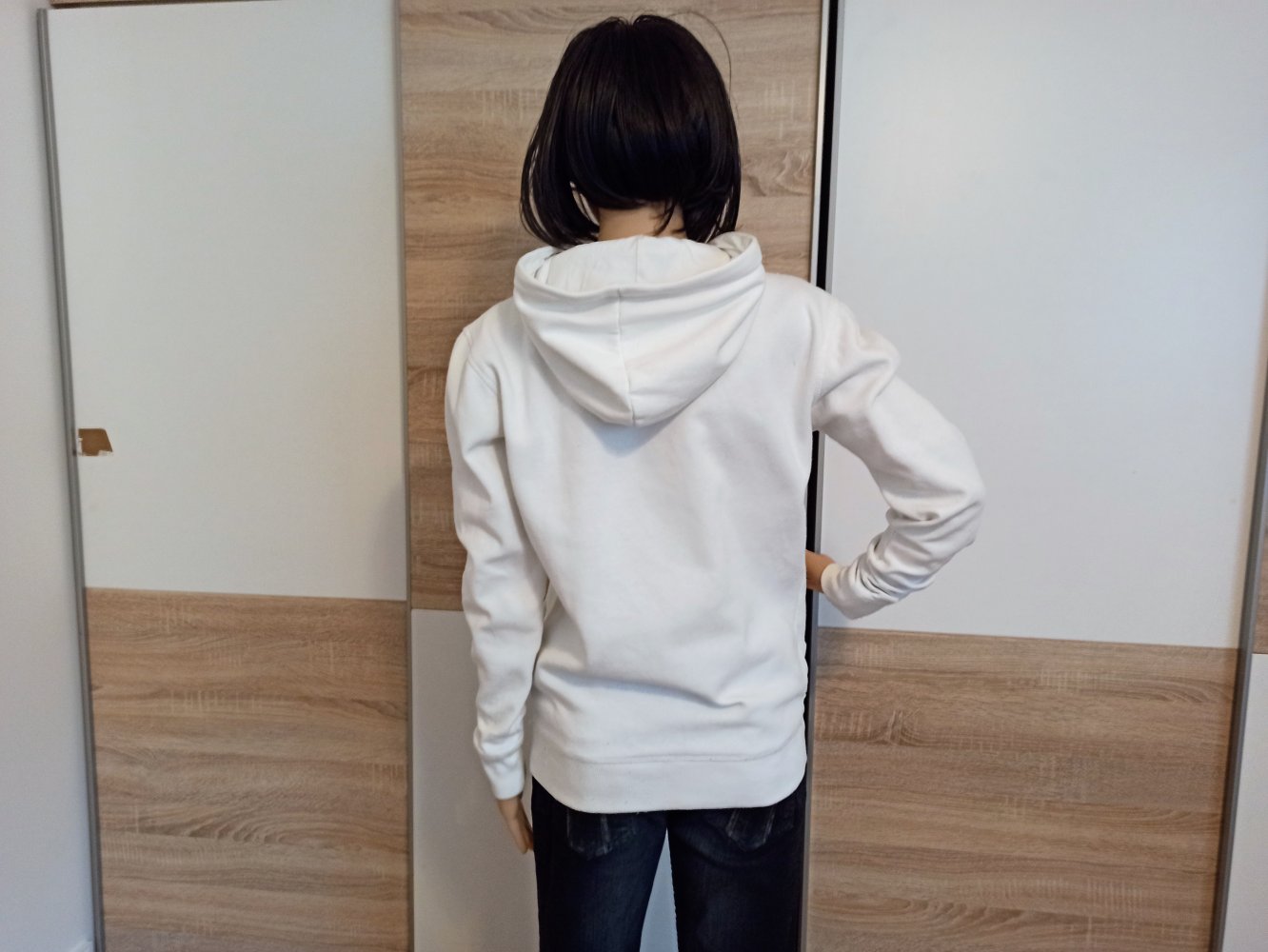 Schöner Hoodie-Pullover in weiß mit Kapuze von Smog