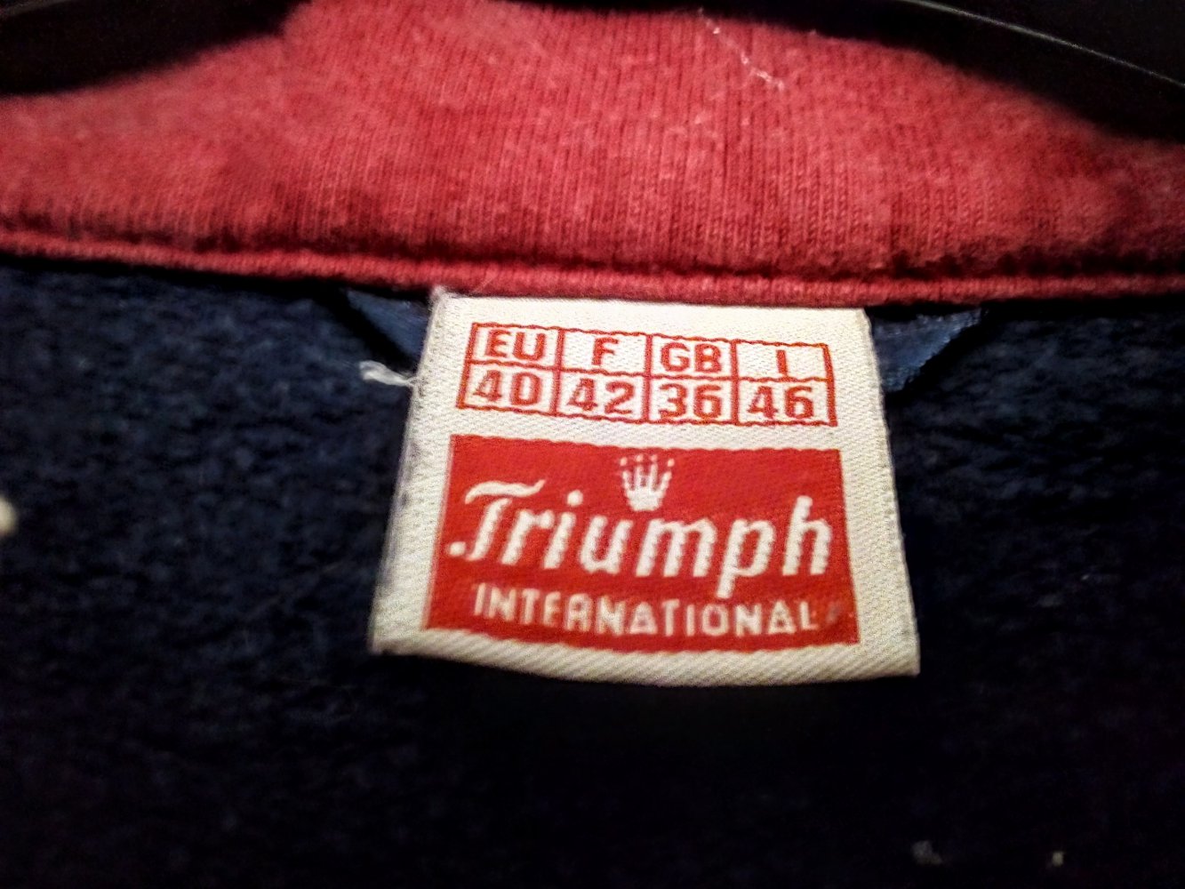 Schöne dunkelblaue Jacke von Triumph