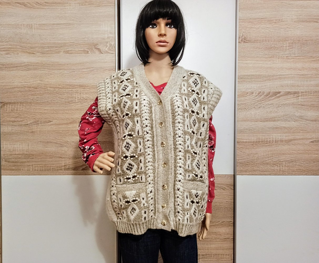 Schöne Strick-Weste in Cremefarbe