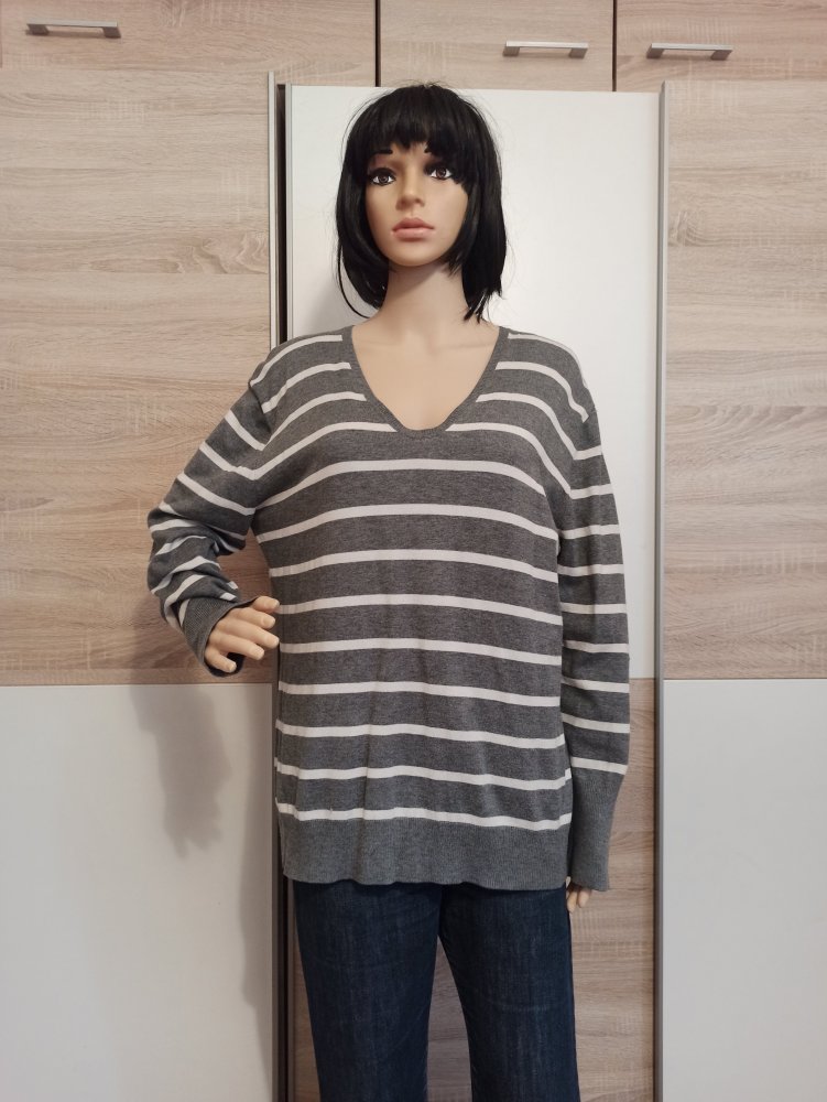 Schöner Pullover in grau mit weiße Streifen von She