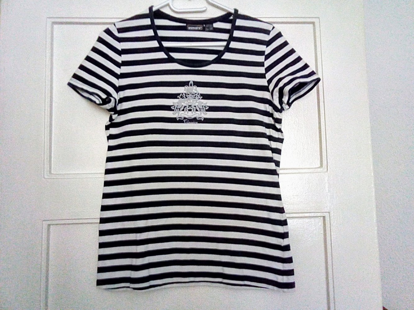 Sehr schönes gestreiftes T-Shirt