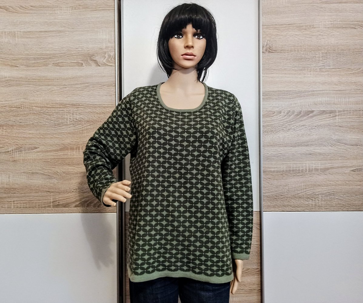 Schöner Pullover in grün mit hellgrünen Sternen