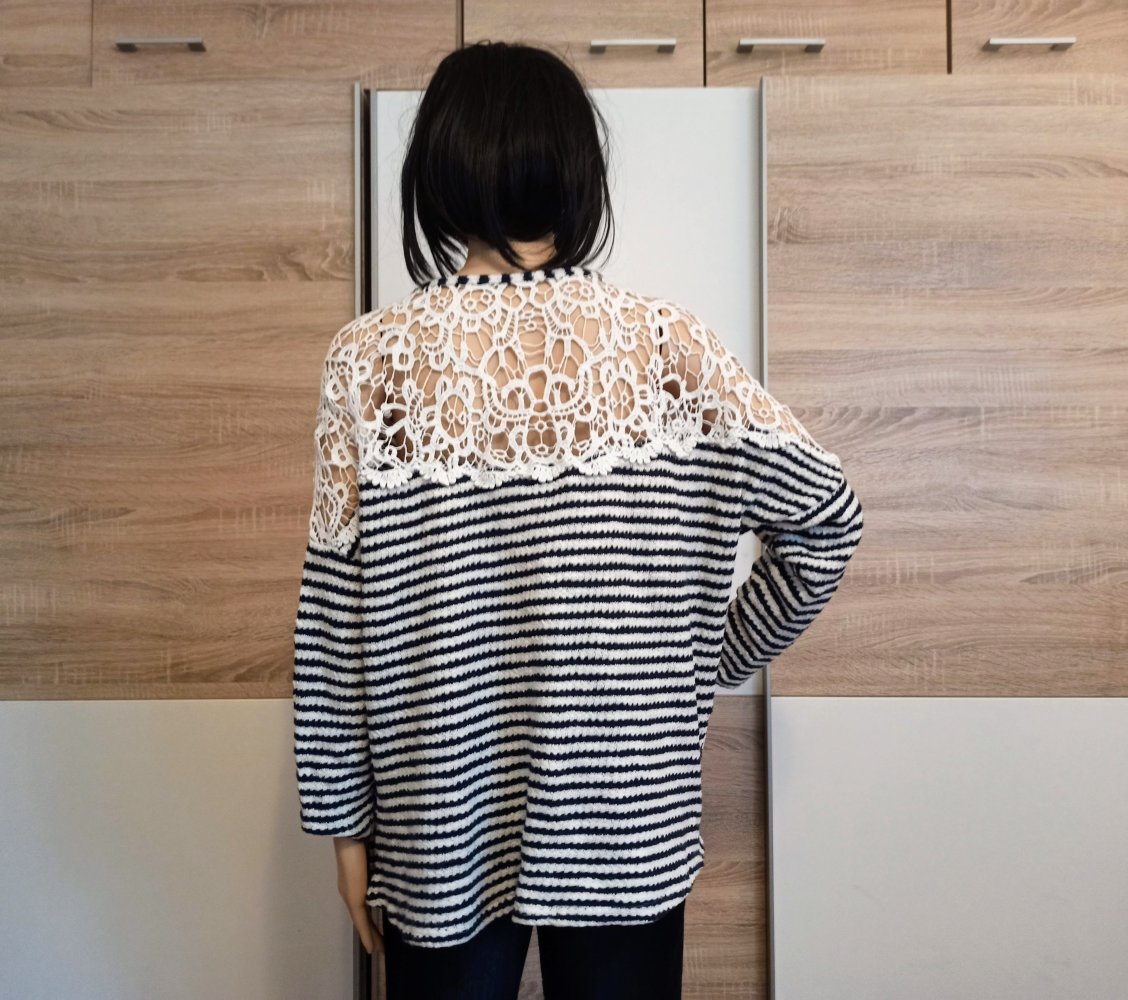 Schöner gestreifter Pullover mit Spitze von Gina