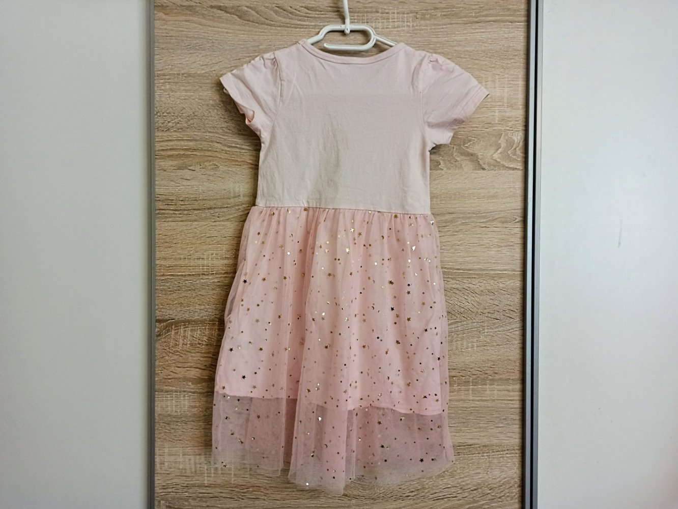 Schönes Kleid in Rose mit Hase und goldene Pailletten