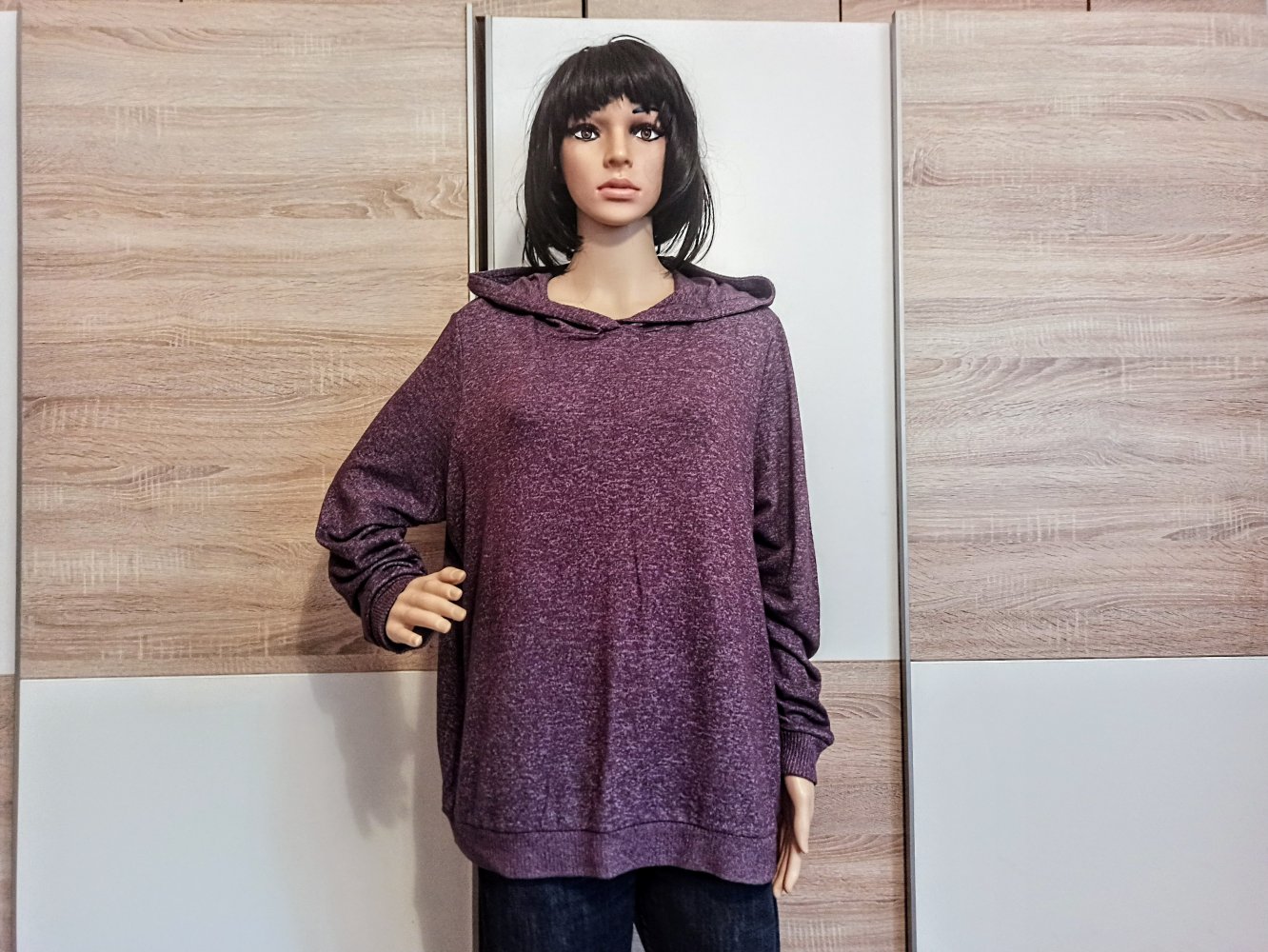 Schöner Pullover in lila mit Kapuze von TCM