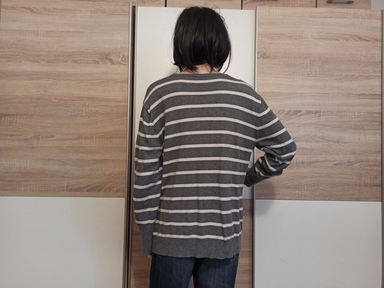 Schöner Pullover in grau mit weiße Streifen von She