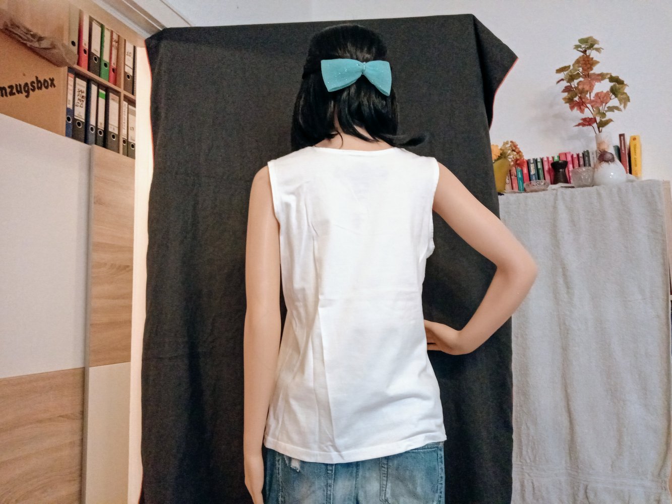 Schönes T-Shirt in weiß von Yorn mit Straps Steinen