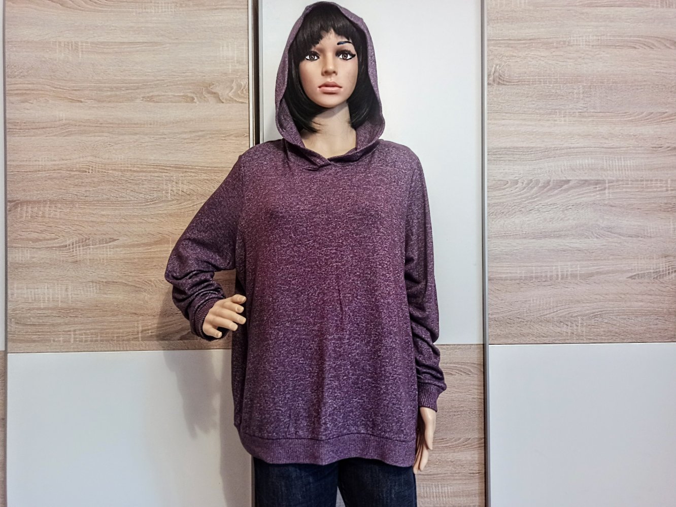 Schöner Pullover in lila mit Kapuze von TCM