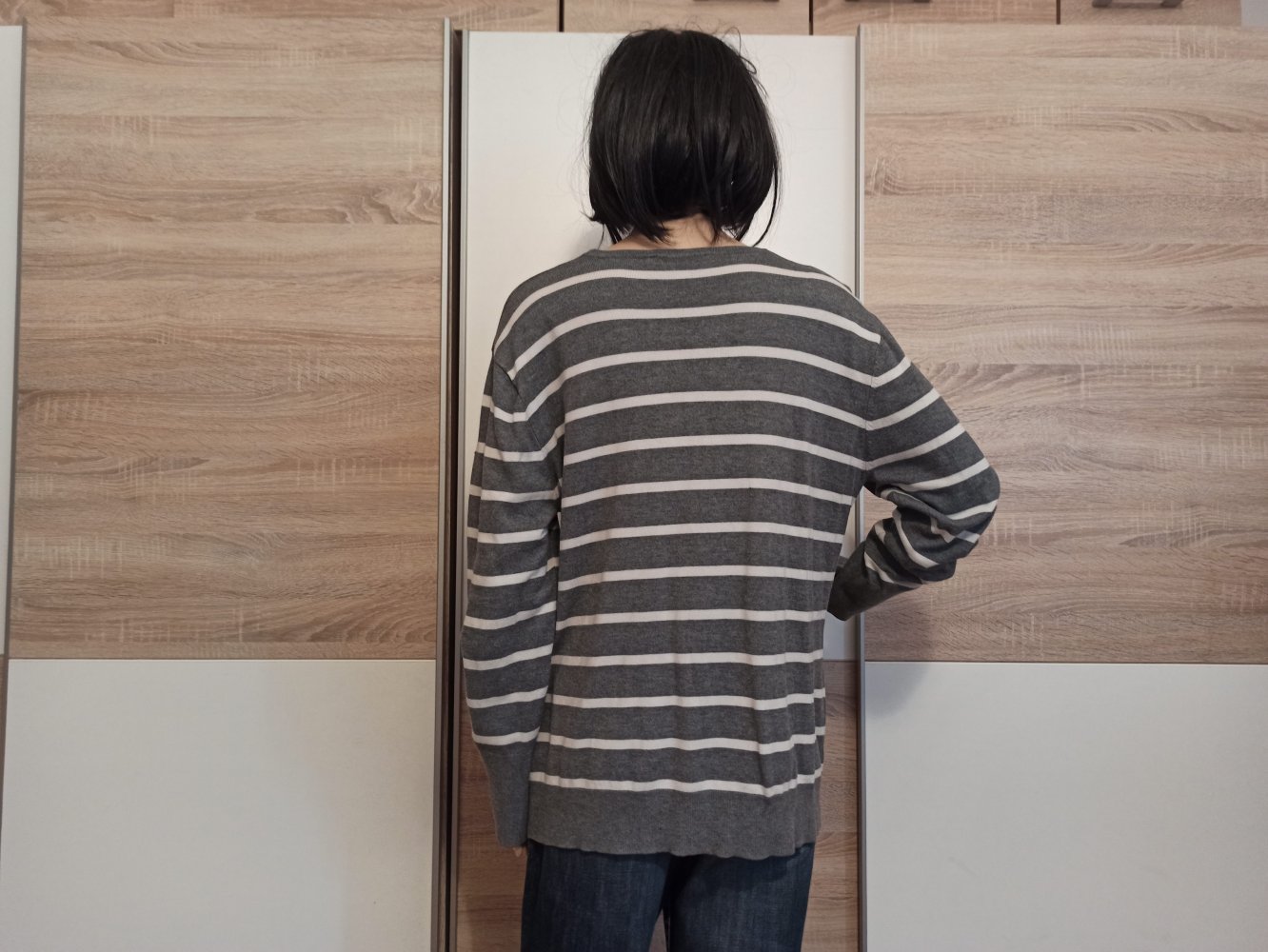 Schöner Pullover in grau mit weiße Streifen von She