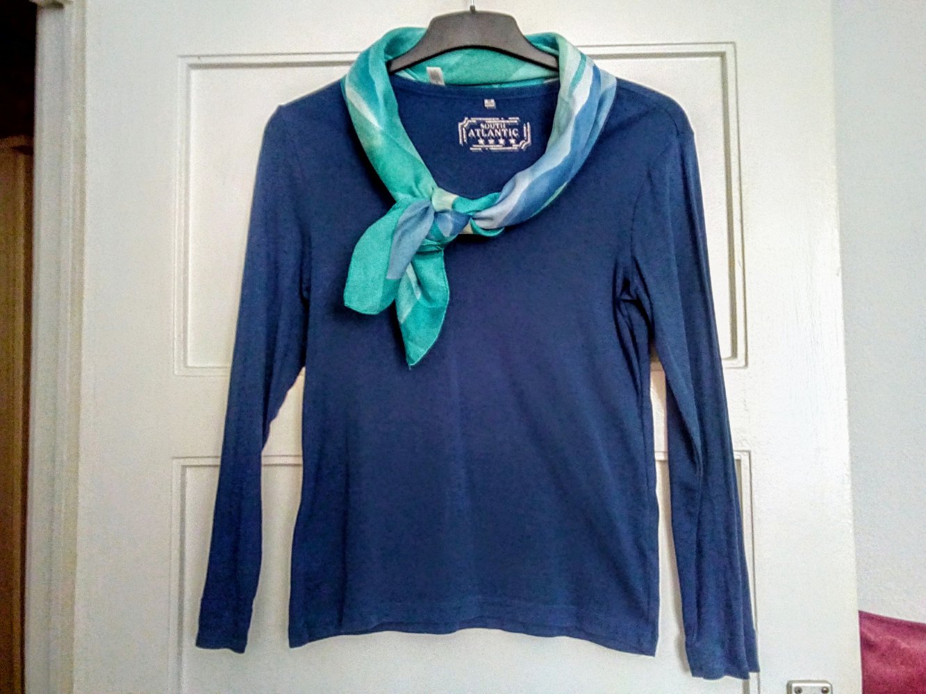 Sehr schönes Langarm-Shirt in Farbe Blau von UpFashion 