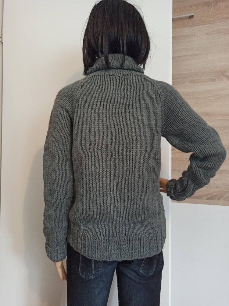 Schöner Pullover von Zara in grau mit Strick Blumen 