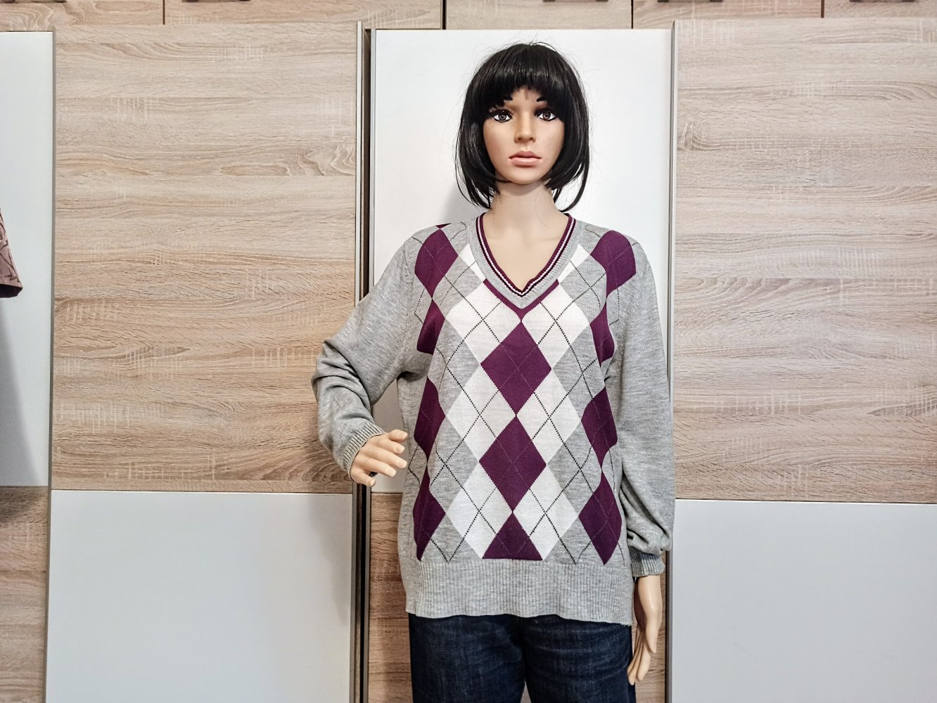 Schöner Pullover in grau mit Lila Quadraten von Canda
