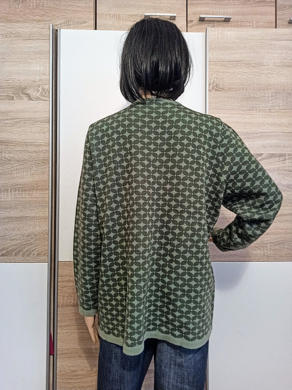 Schöner Pullover in grün mit hellgrünen Sternen