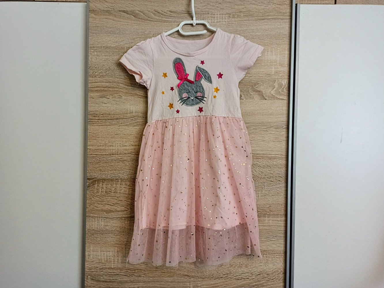 Schönes Kleid in Rose mit Hase und goldene Pailletten