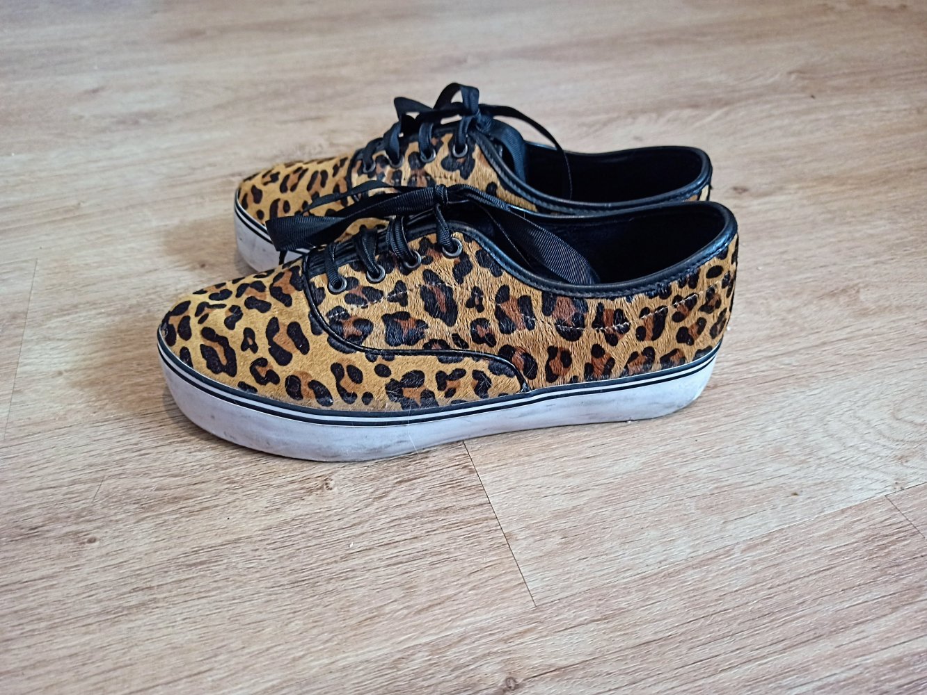 Schöne Sneakers in Leoparden-Style von stradivarius