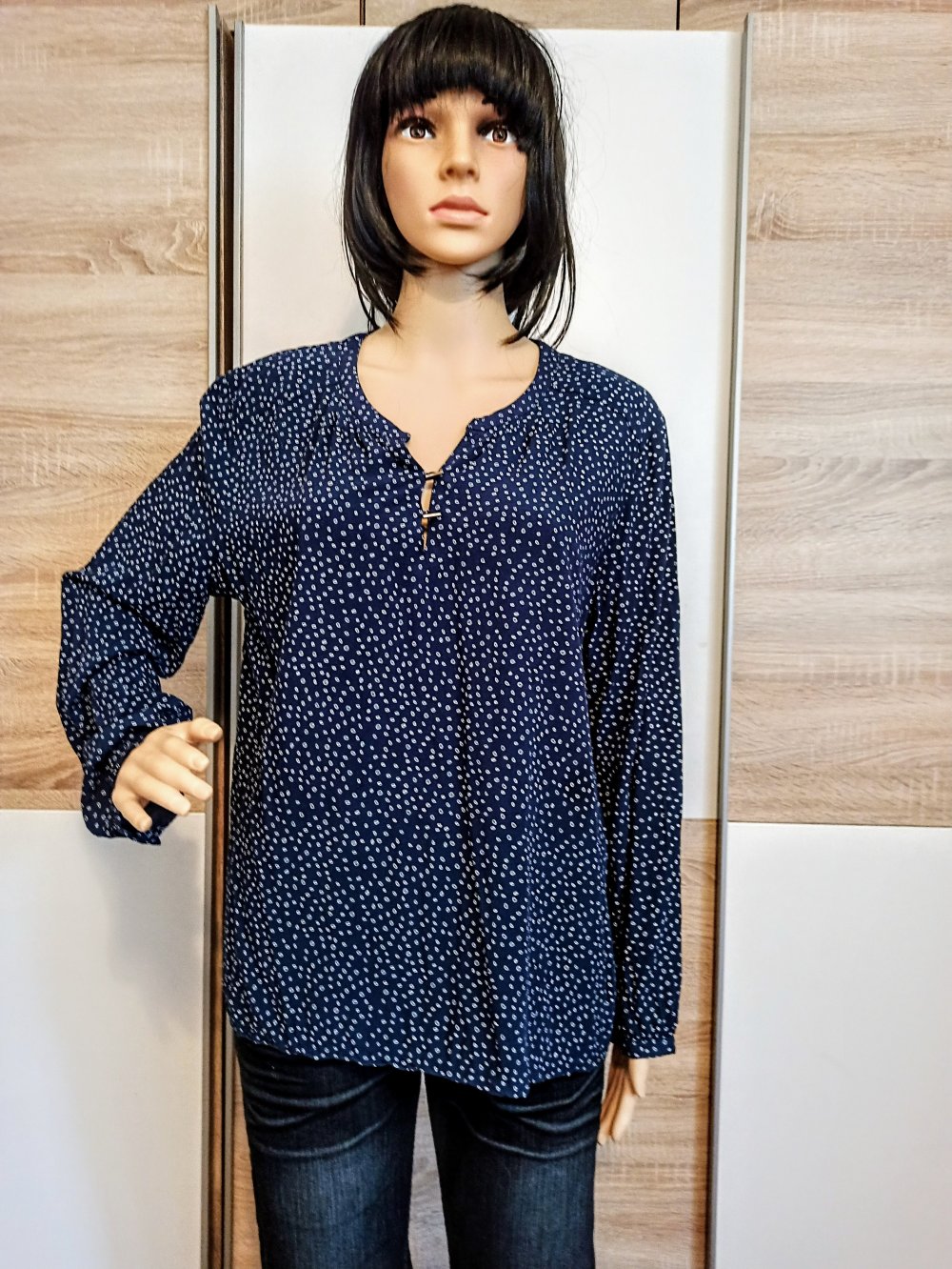 Schöne Bluse in Marienblau mit kleine weiße kreise von edc