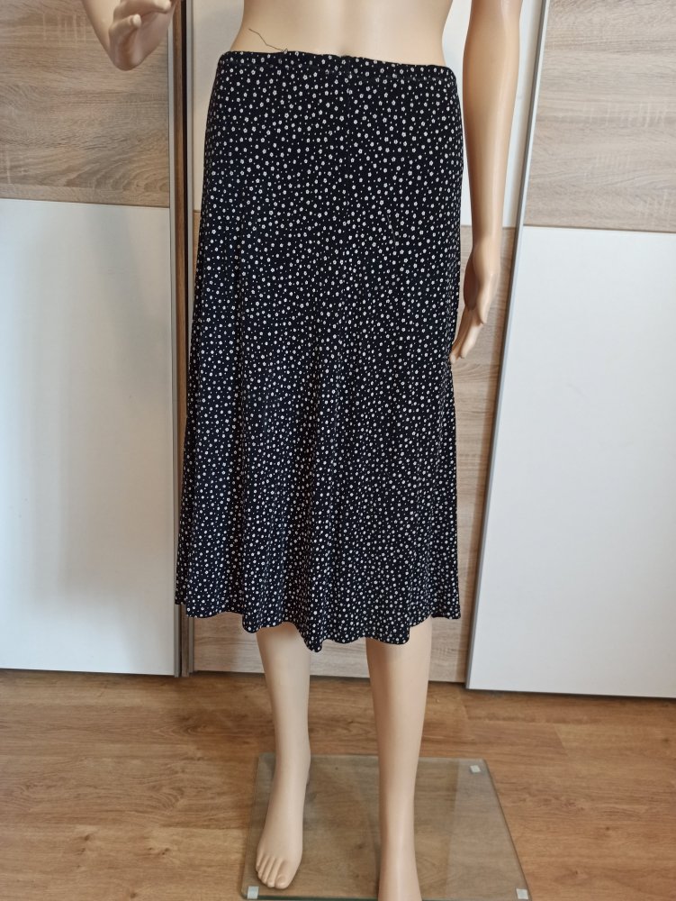 Schöner Rock in schwarz mit kleine weiße Blümchen