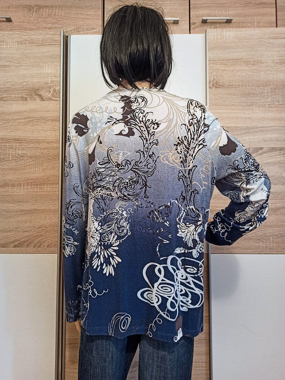 Schönes buntes Langarm-Shirt blau/weiß/grau von Bonita 