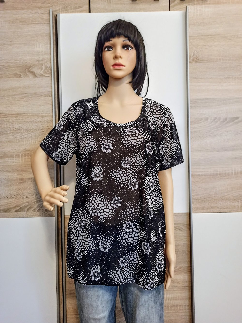 Sehr schönes T-Shirt in schwarz mit weiße Blumen von Okey