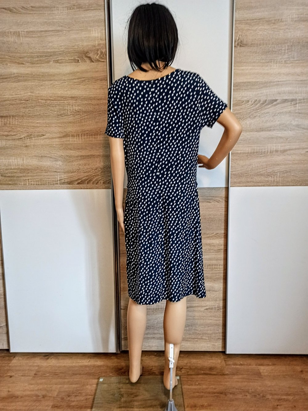 Schönes Kleid in marienblau mit weiße Punkte