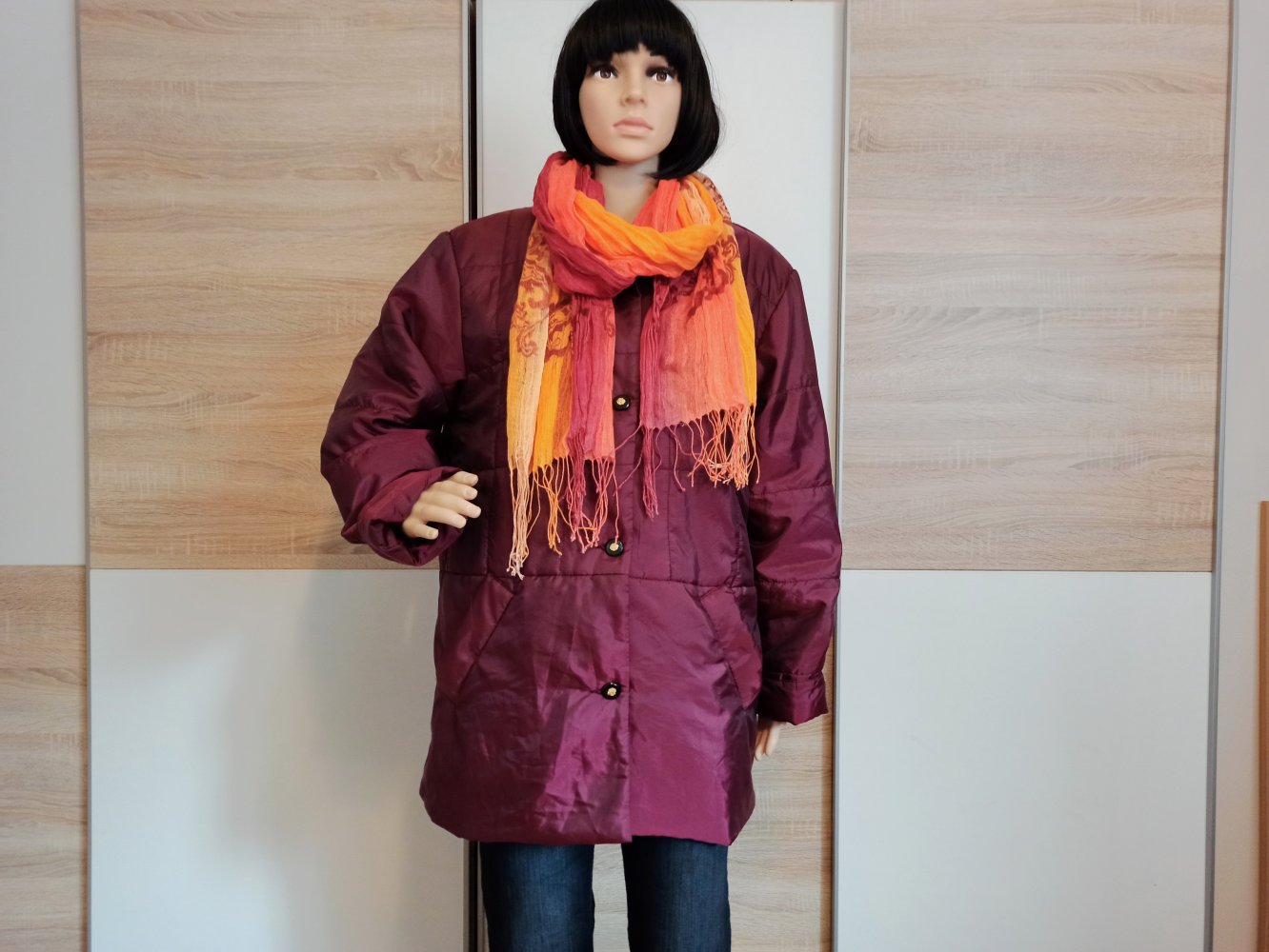 Schöne Jacke in Burgunderrot mit Schal 