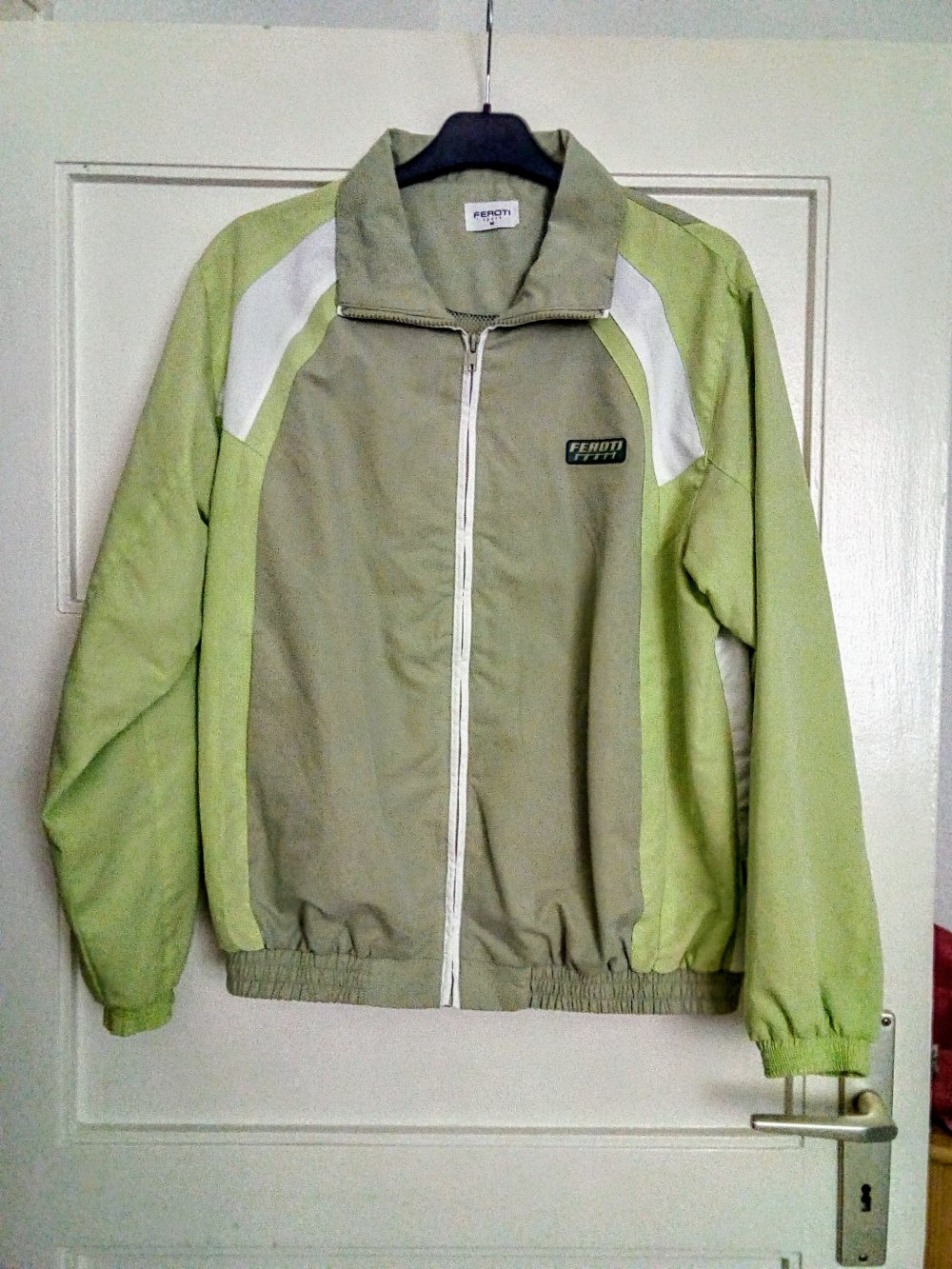 Sehr schöne Übergangsjacke in Farbe Grün von Feroti 